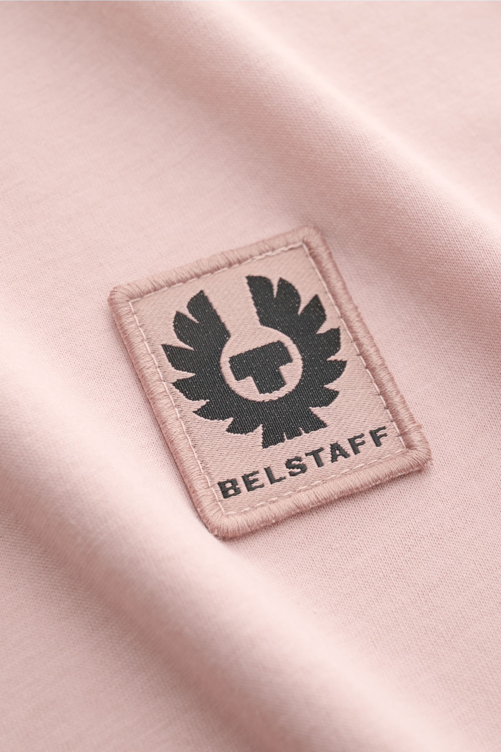 Close-up front detail of the Belstaff Crew neck T-shirt antique pink showing its subtle woven label on lightweight cotton jersey.

Description: 
Uncomplicated and authentic: This T-shirt in lightweight cotton jersey by BELSTAFF features clean lines and