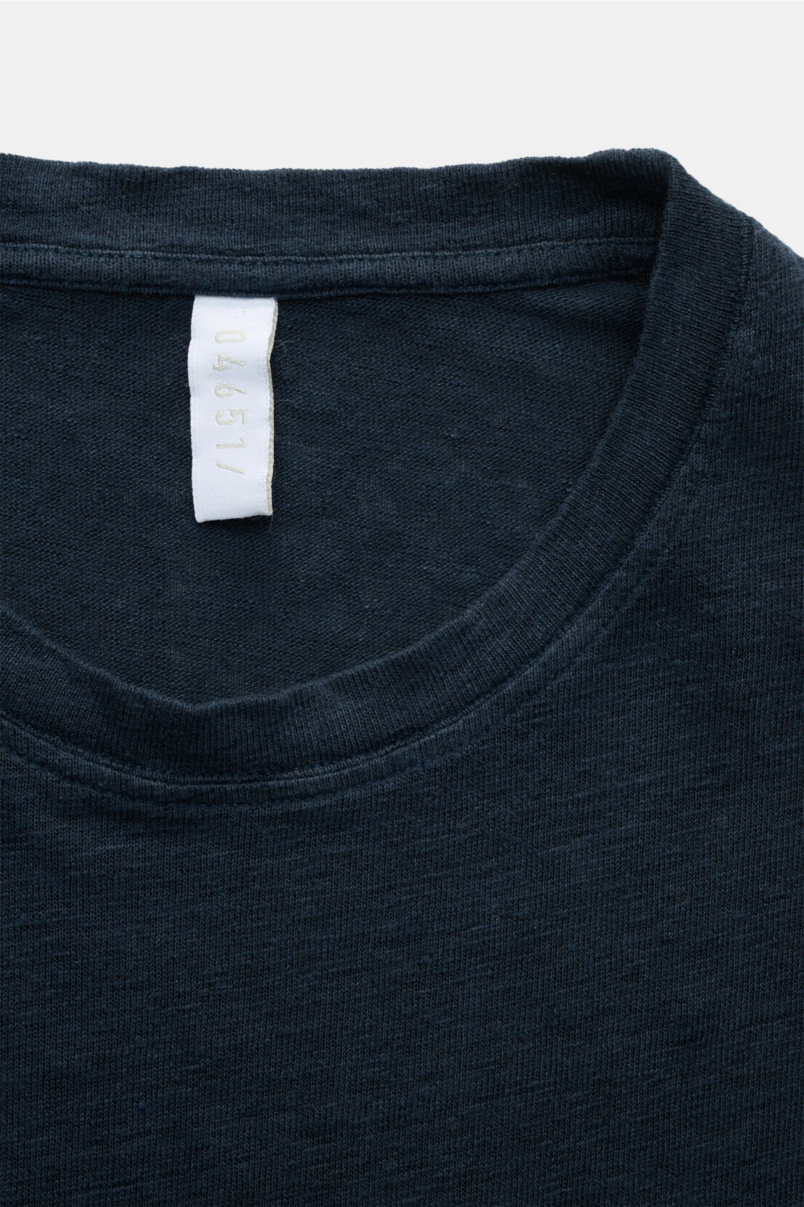 Nahaufnahme aus Frontalperspektive des navyfarbenen 04651/ A trip in a bag Leinen-T-Shirt mit Rundhalsausschnitt, Slim Fit, Jersey aus Leinen, leichter Stretch, griffiger, luftiger Qualität.