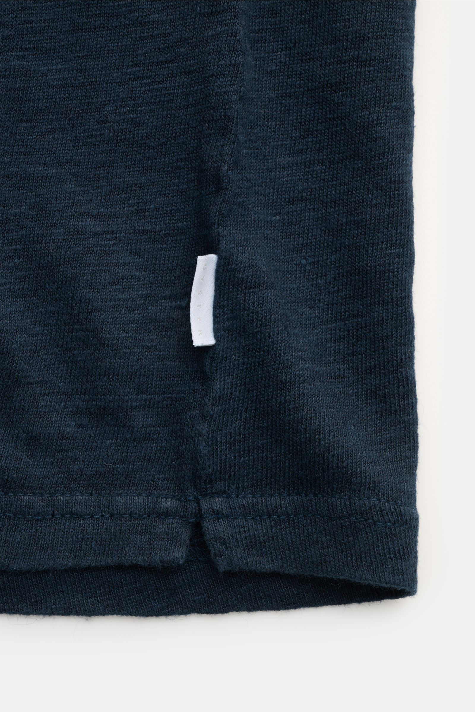 Nahaufnahme des Saum-Bereichs des 04651/ A trip in a bag Leinen-T-Shirt navy, Jersey aus Leinen, leicht griffig, luftig, mit leichtem Stretch, Slim Fit, Rundhalsausschnitt.