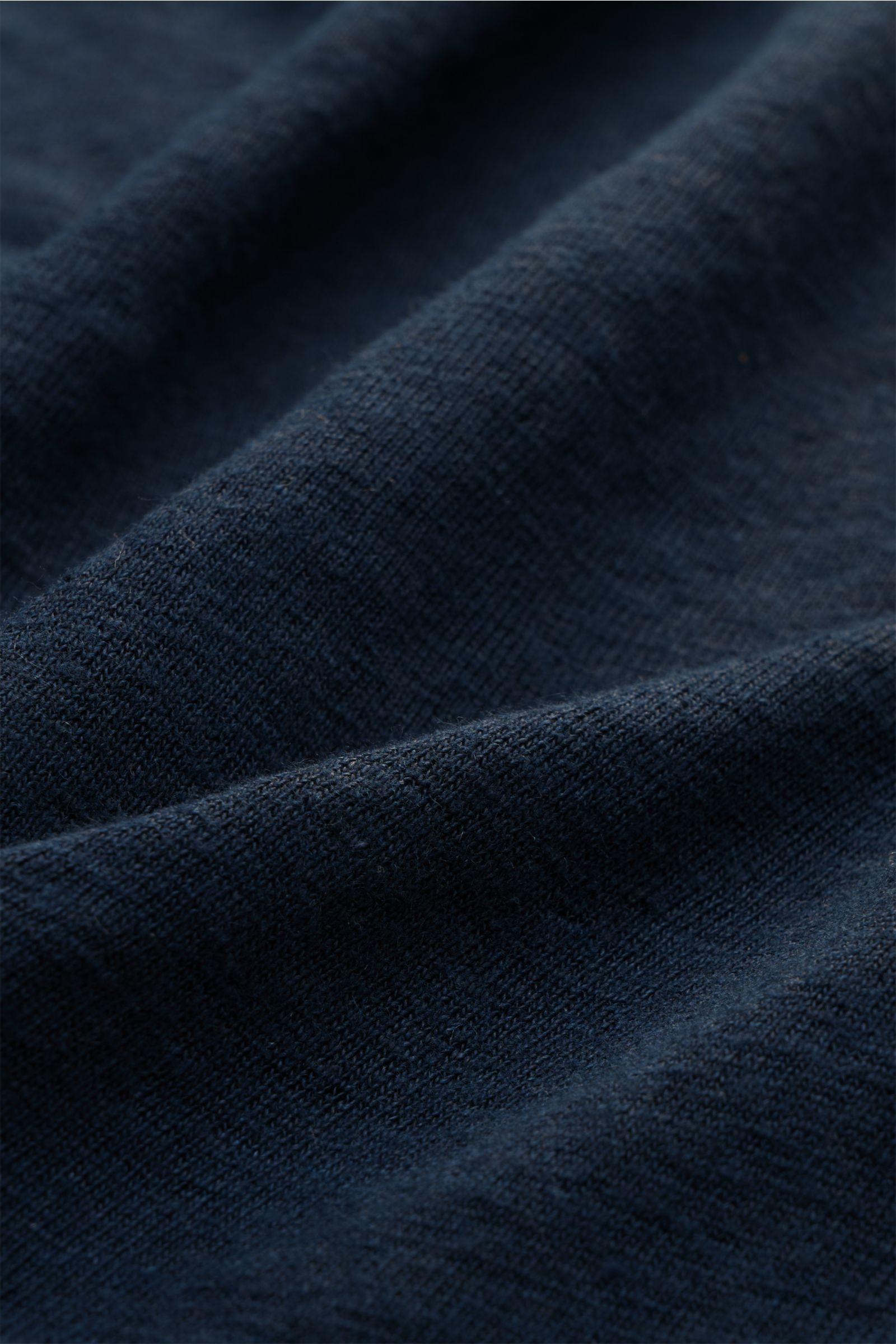 Nahaufnahme des 04651/ A trip in a bag Leinen-T-Shirt navy, Jersey aus Leinen mit leicht griffiger Haptik, luftiger Qualität, leichtem Stretch, Slim Fit, Rundhalsausschnitt.