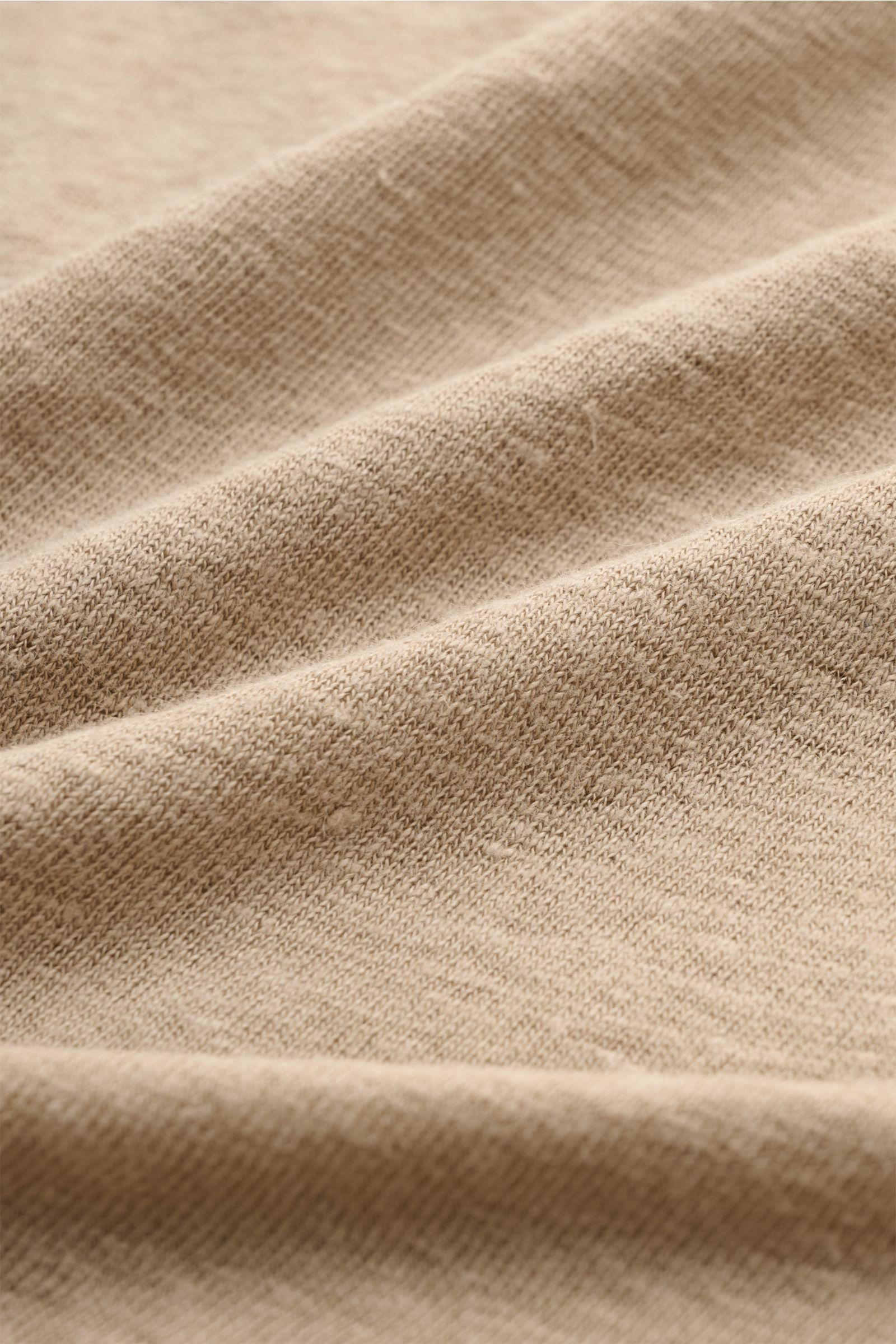 Nahaufnahme des taupefarbenen Jersey-Stoffs aus Leinen mit leicht griffiger Haptik und luftiger Qualität, 04651/ A trip in a bag Leinen-T-Shirt taupe, Slim Fit, Rundhalsausschnitt, leichter Stretch-Anteil.