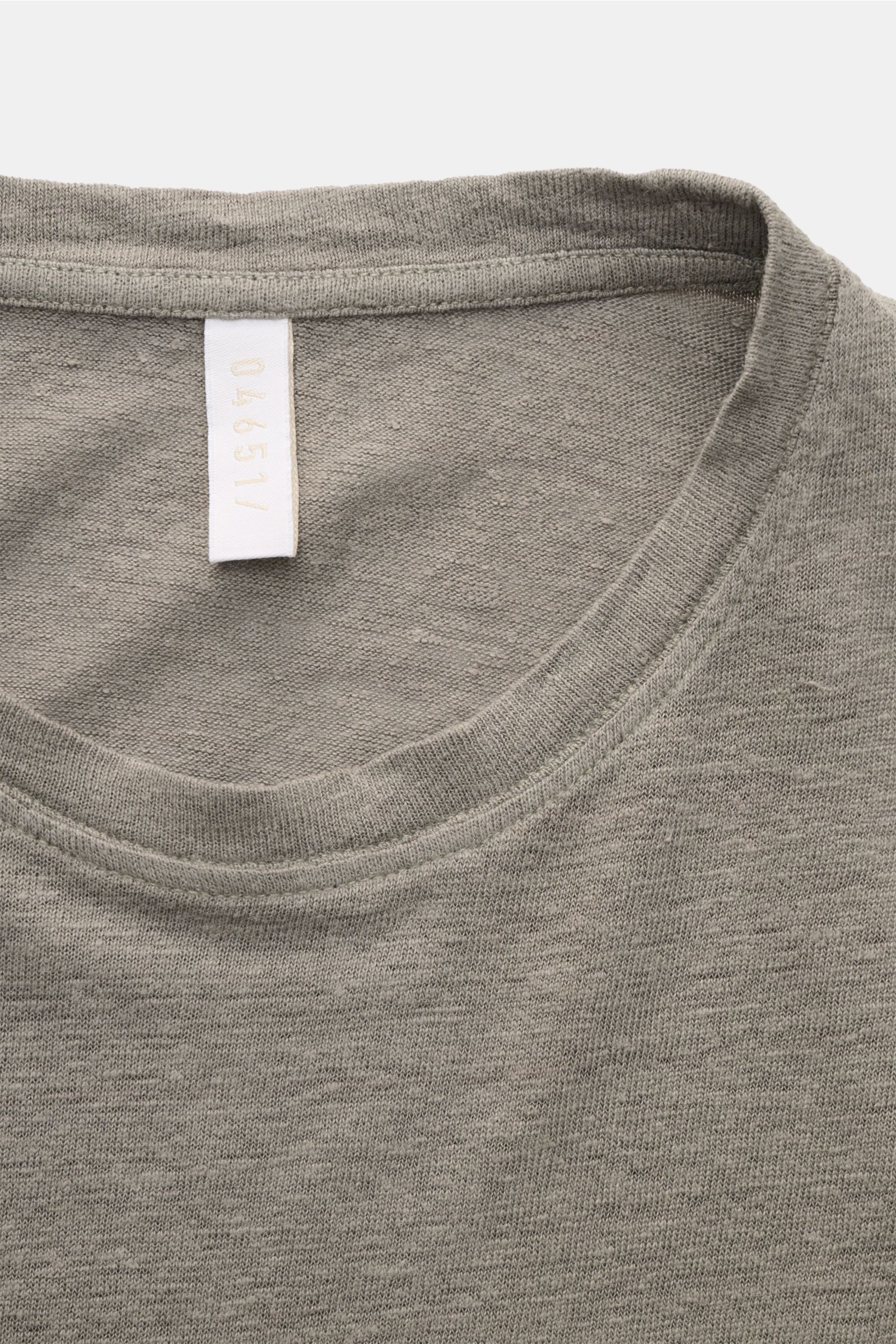Close-up front view of the neckline of 04651/ A trip in a bag Leinen-T-Shirt grau, jersey aus Leinen, leicht griffige Haptik, luftige Qualität, leichter Stretch-Anteil, Slim Fit, Rundhalsausschnitt.