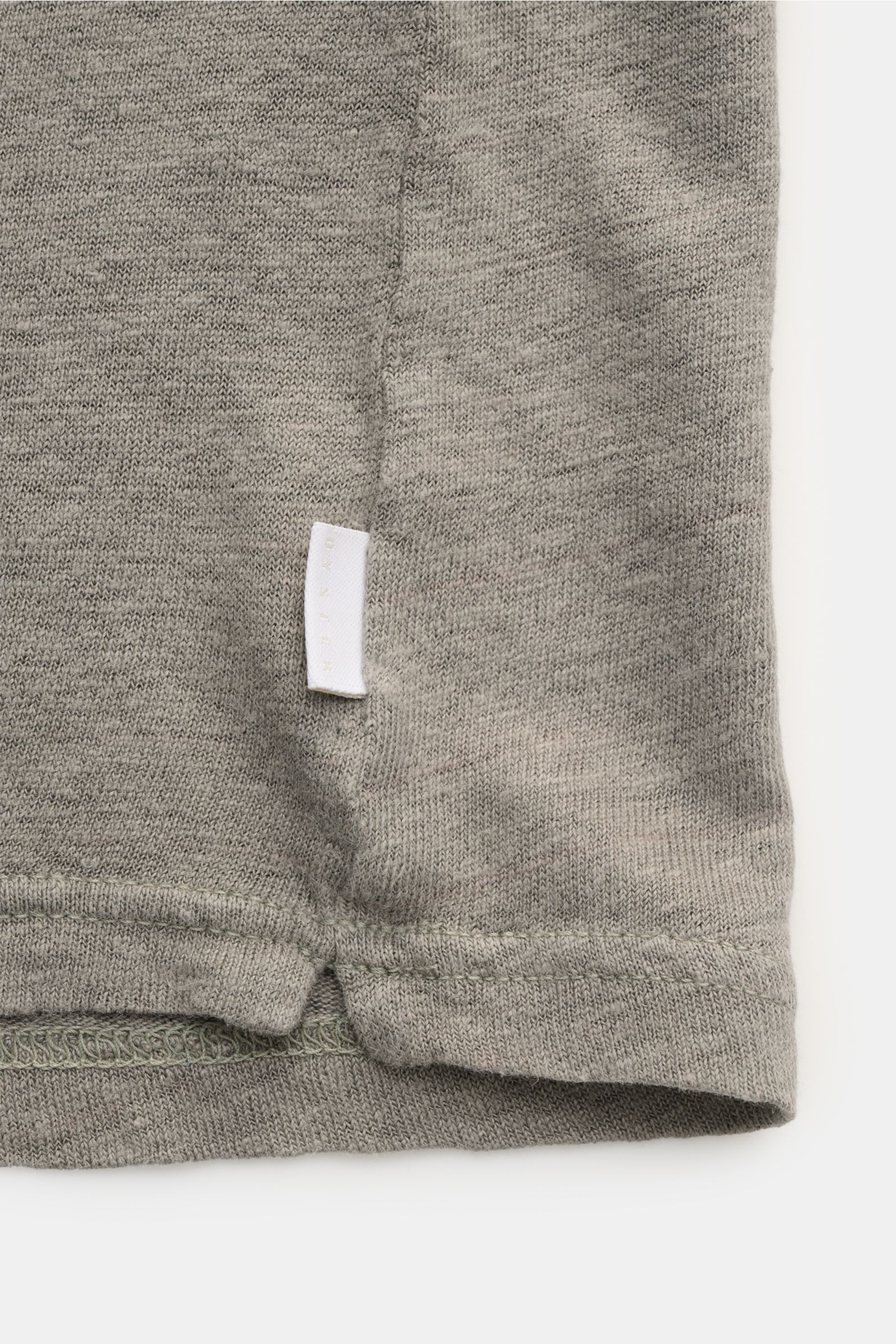 Close-up side view of the hem of the 04651/ A trip in a bag Leinen-T-Shirt grau showing jersey aus Leinen, leicht griffige Haptik, luftige Qualität, leichter Stretch-Anteil, Slim Fit, Rundhalsausschnitt.