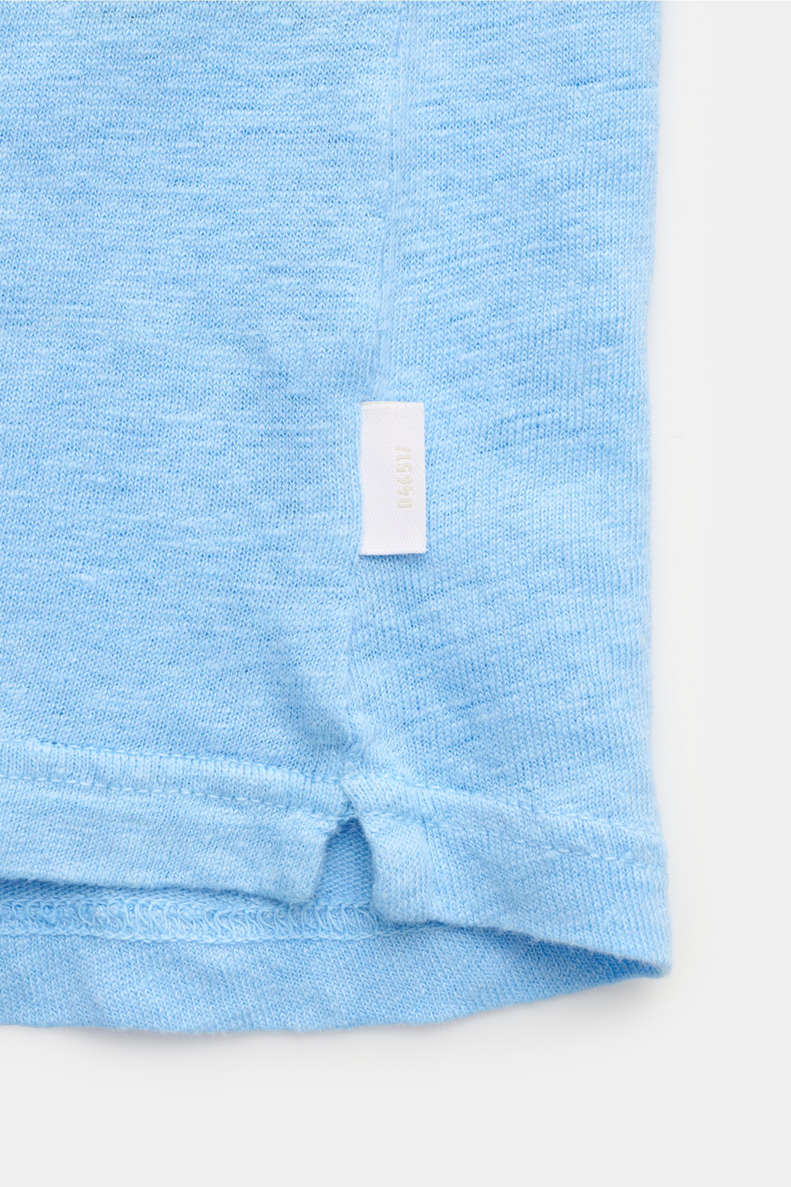 Nahaufnahme des unteren Saums von 04651/ A trip in a bag Leinen-T-Shirt hellblau mit Rundhalsausschnitt. Jersey aus Leinen, leicht griffig, luftig, leichter Stretch, Slim Fit.