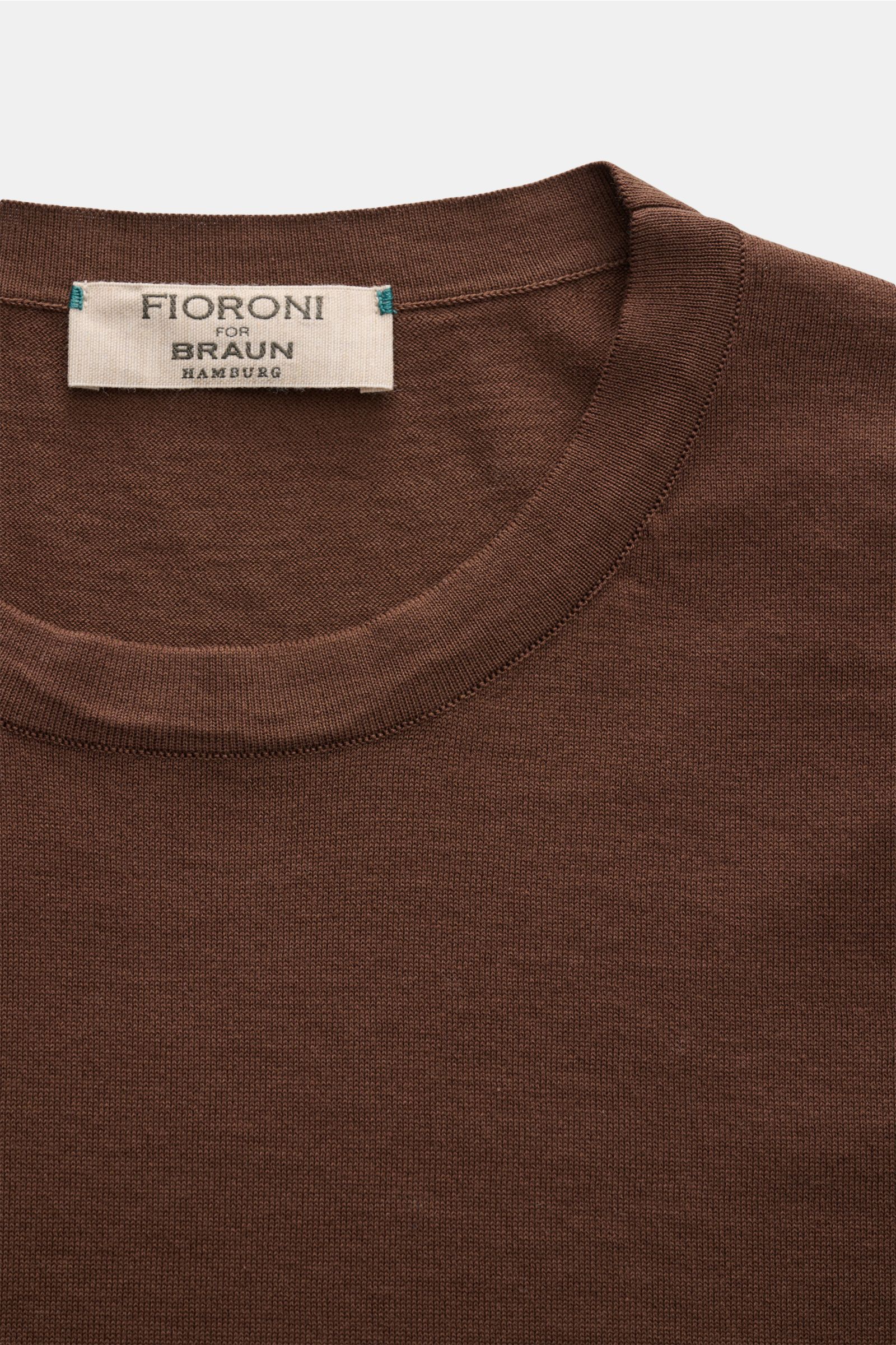 Fioroni Rundhals-T-Shirt braun aus feinem Strick, reine Baumwolle, Slim Fit mit Rundhalsausschnitt, weicher Griff, kurze Saumschlitze, Nahaufnahme von oben.