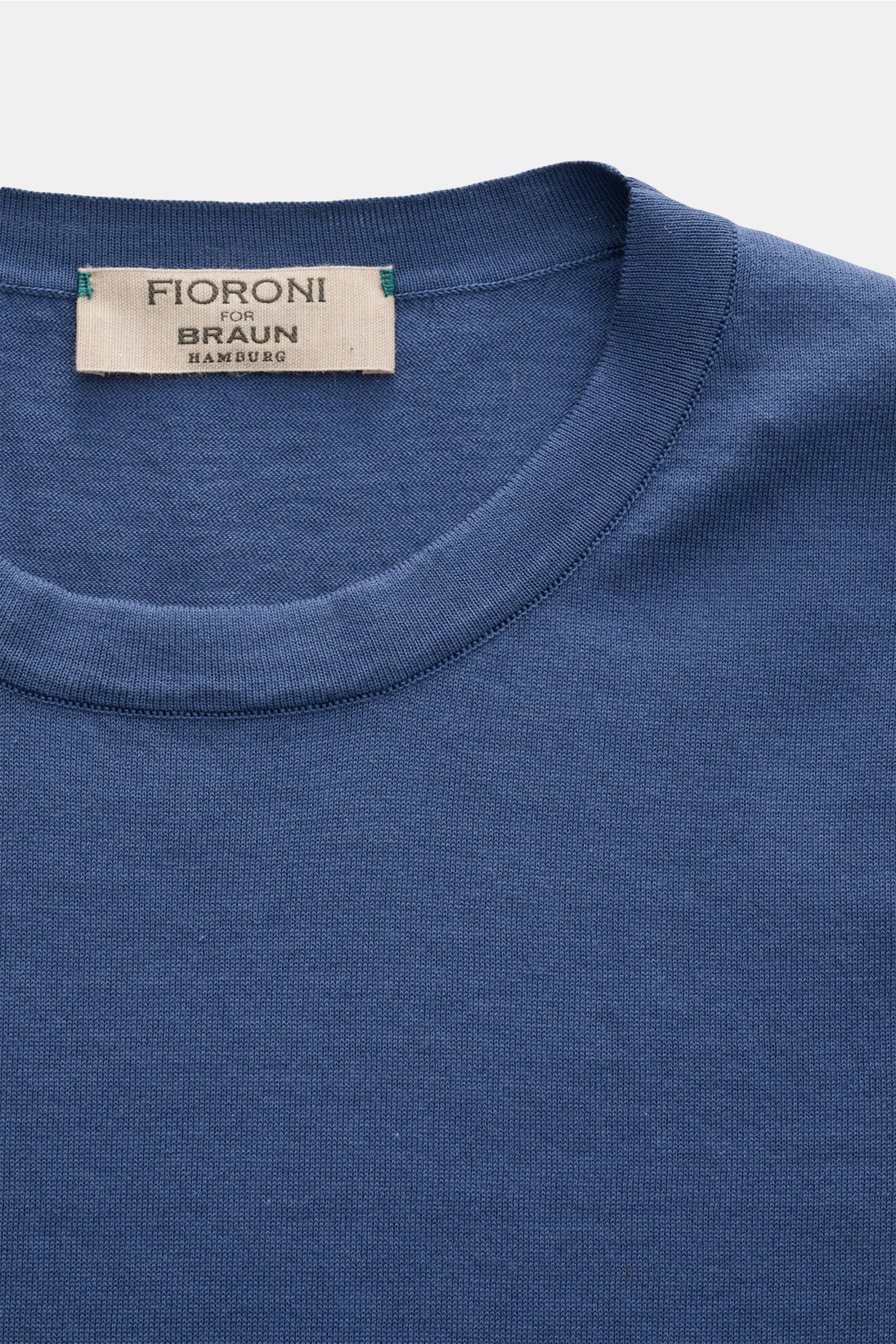 Fioroni Rundhals-T-Shirt graublau aus reiner Baumwolle mit feinem Strick, weichem Griff, Slim Fit, Rundhalsausschnitt, kurze Saumschlitze, Nahaufnahme von oben.
