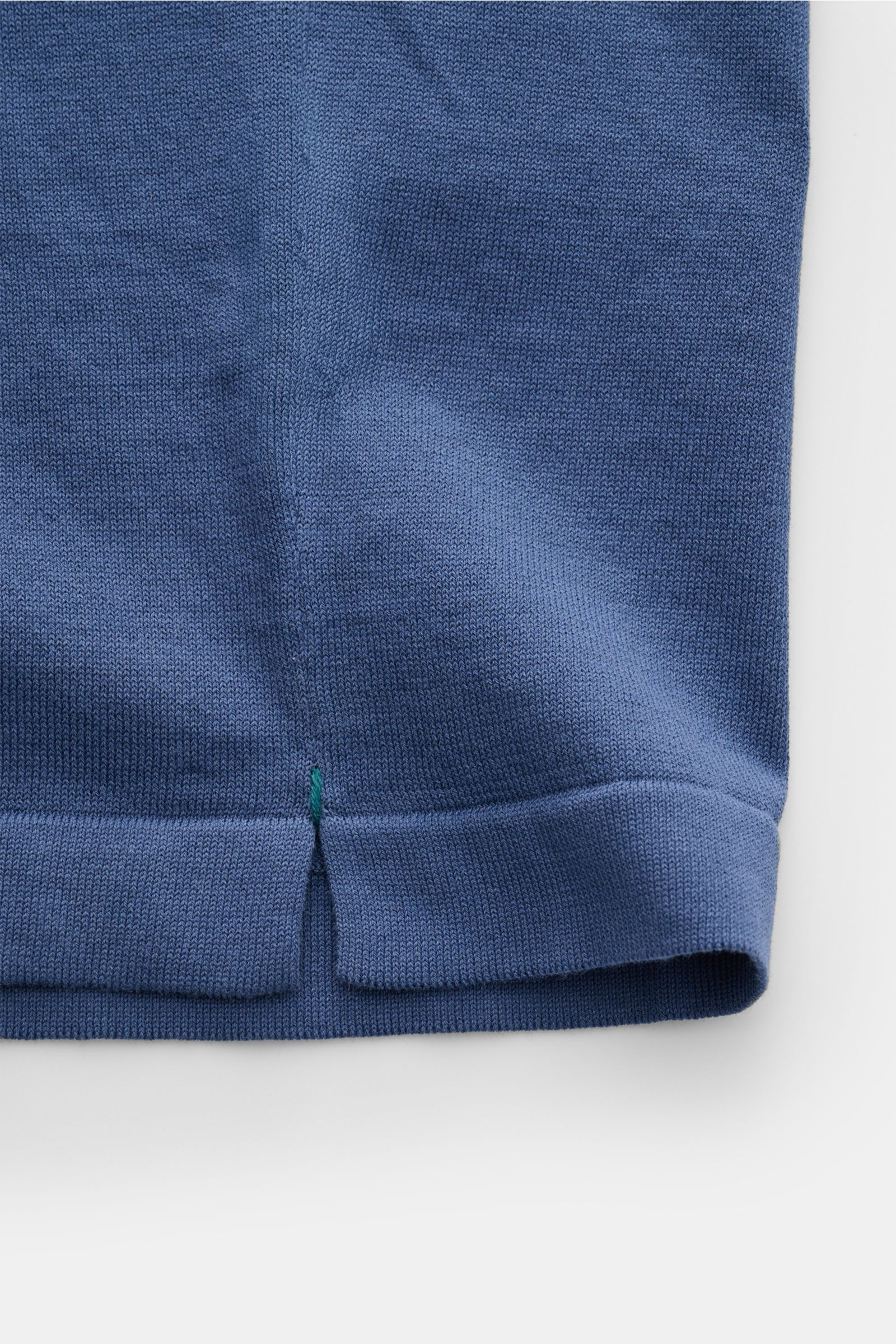 Nahaufnahme des unteren Saums vom Fioroni Rundhals-T-Shirt graublau, fein gestrickt aus reiner Baumwolle mit kurzen Saumschlitzen.