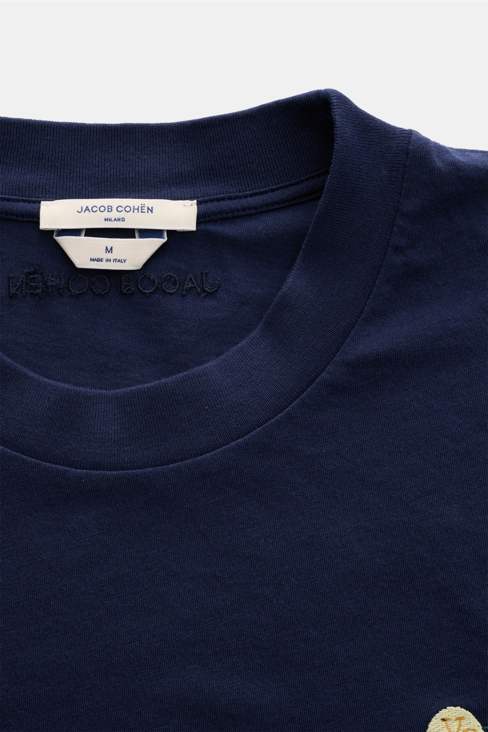Jacob Cohen Rundhals-T-Shirt 'Resort' navy, Baumwoll-Jersey, Slim Fit, Rundhalsausschnitt, Cabrio-Stitching, Leder-Label, Detailaufnahme von oben.