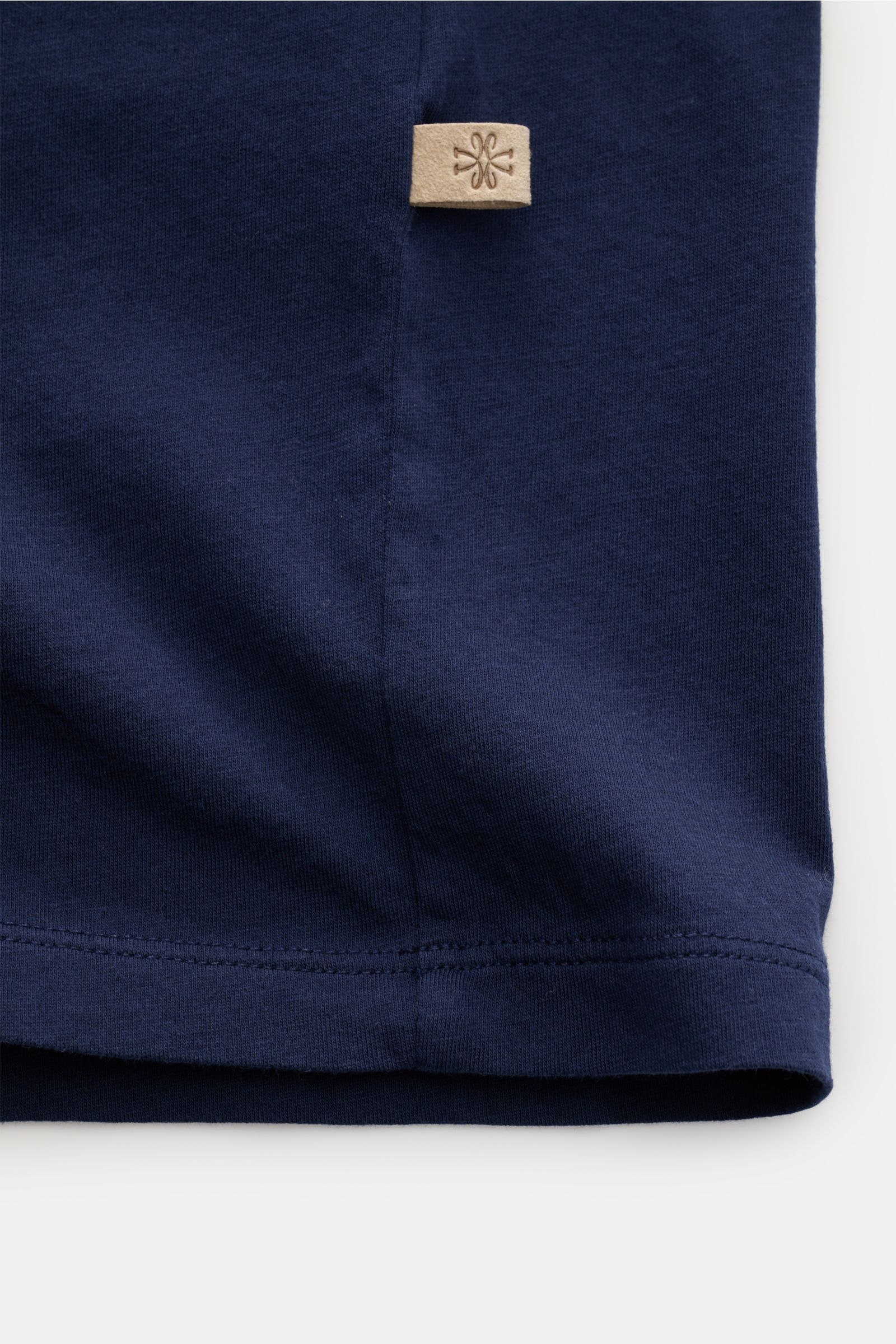 Jacob Cohen Rundhals-T-Shirt 'Resort' navy, Detailaufnahme der Unterseite mit Cabrio-Stitching, Leder-Label, Jersey aus reiner Baumwolle, Slim Fit.