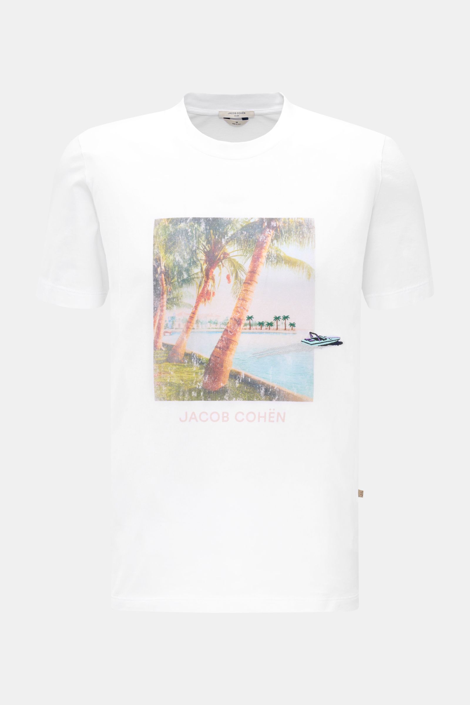 Jacob Cohen Rundhals-T-Shirt 'Resort' weiß, frontal fotografiert, mit Palmen-Motiv, Digital-Print, Boot-Stitching, Leder-Label, Slim Fit, Baumwoll-Jersey.