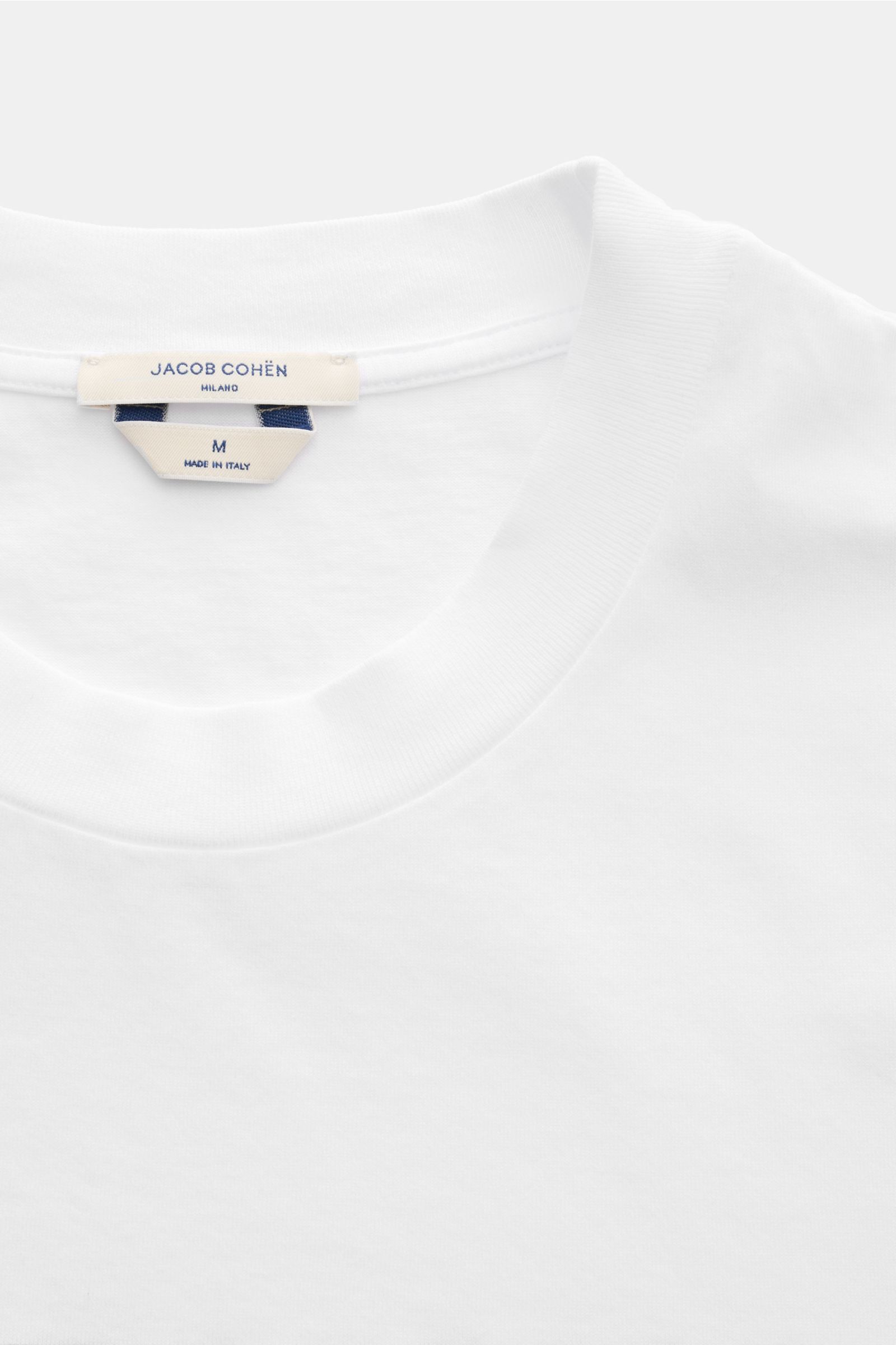 Jacob Cohen Rundhals-T-Shirt 'Resort' weiß, Nahaufnahme von Rundhalsausschnitt, Jersey aus Baumwolle, weiche Qualität, Slim Fit, kleines Leder-Label.