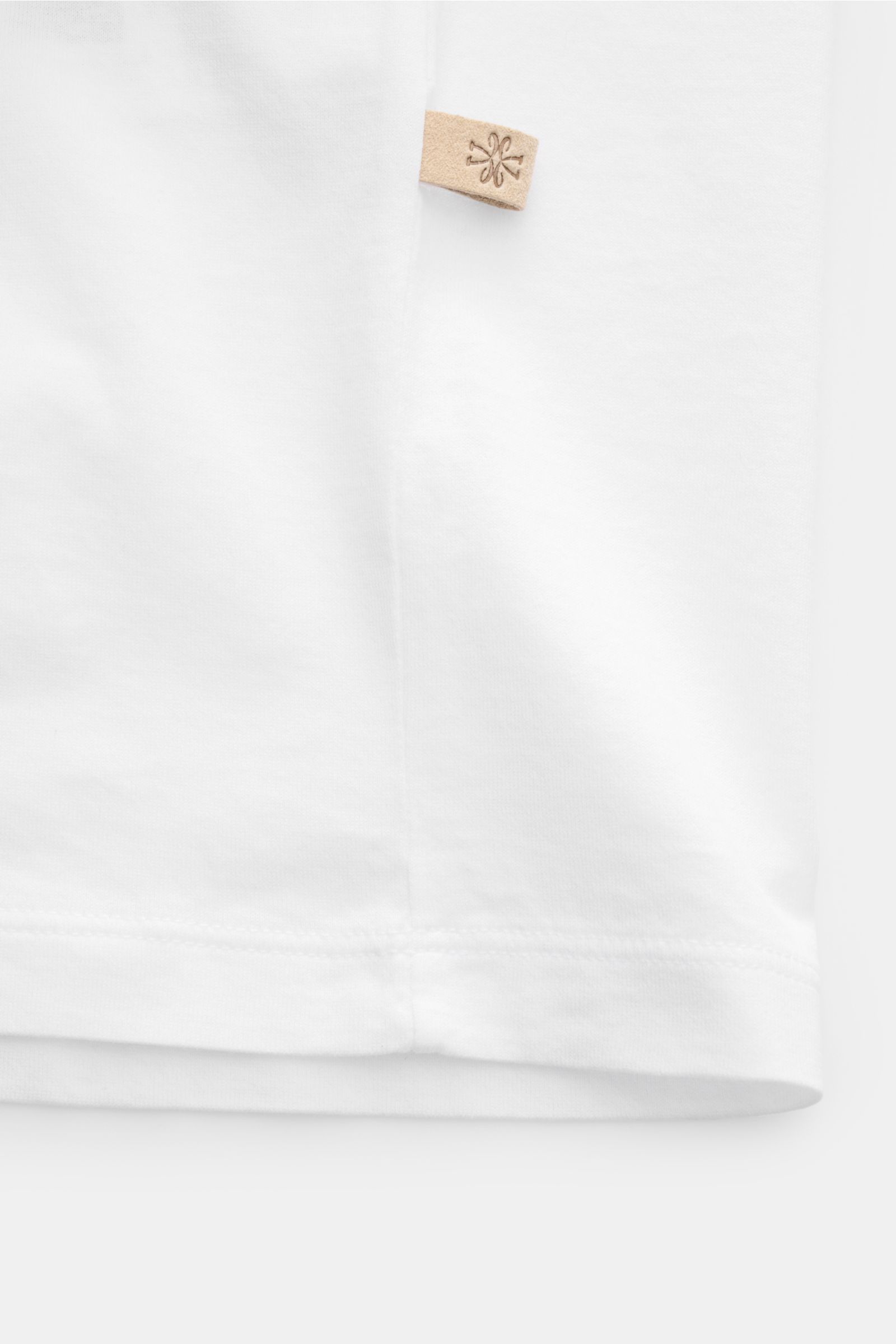 Nahaufnahme des unteren Saums vom Jacob Cohen Rundhals-T-Shirt 'Resort' weiß, Jersey Baumwolle, Boot-Stitching, Leder-Label.