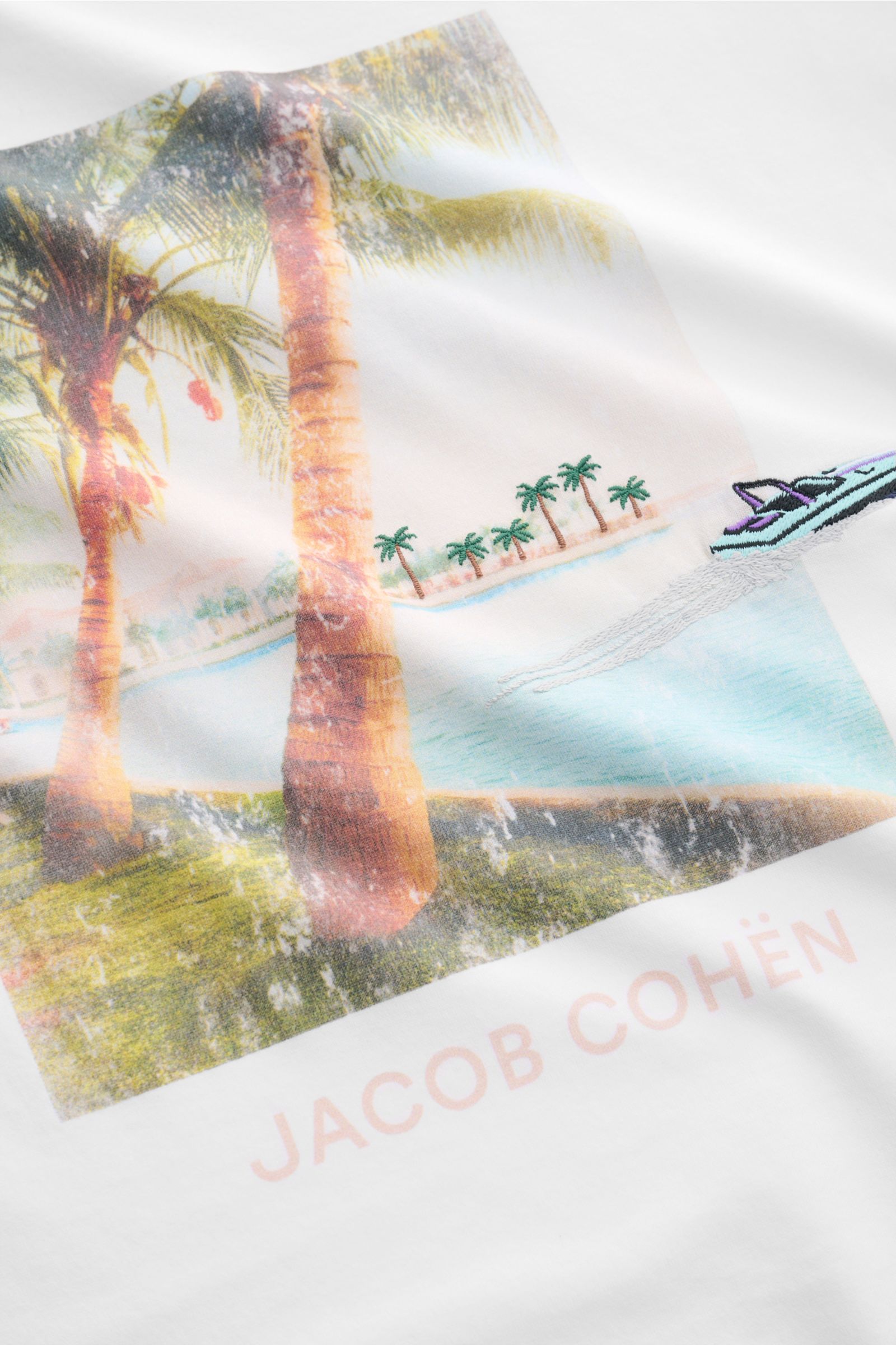 Nahaufnahme des Jacob Cohen Rundhals-T-Shirt 'Resort' weiß mit Palmen-Motiv, Digital-Print und Boot-Stitching aus reiner Baumwolle.