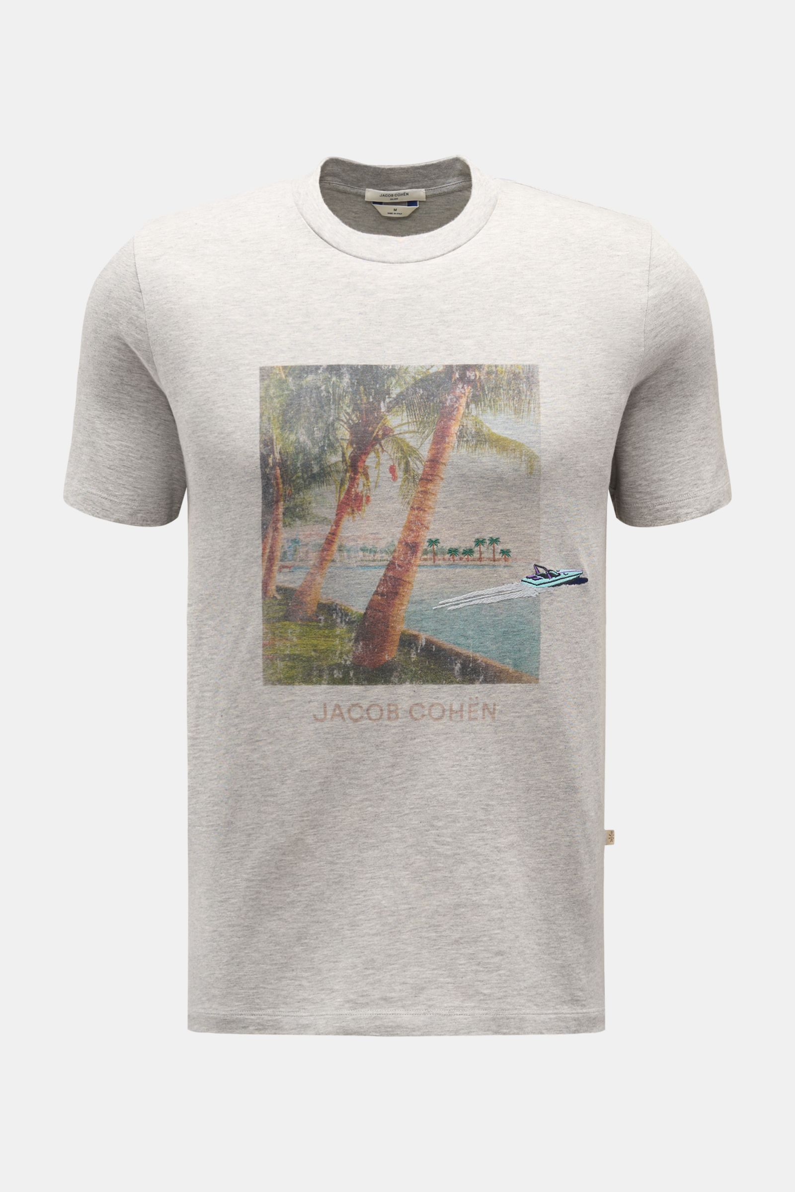 Front view of Jacob Cohen Rundhals-T-Shirt 'Resort' grau meliert with a palm tree digital print, slim fit, and round neckline.

JACOB COHEN hat für seine 'Resort'-Kollektion unter anderem ein klassisches Palmen-Motiv gewählt, welches mit hochwertigem S