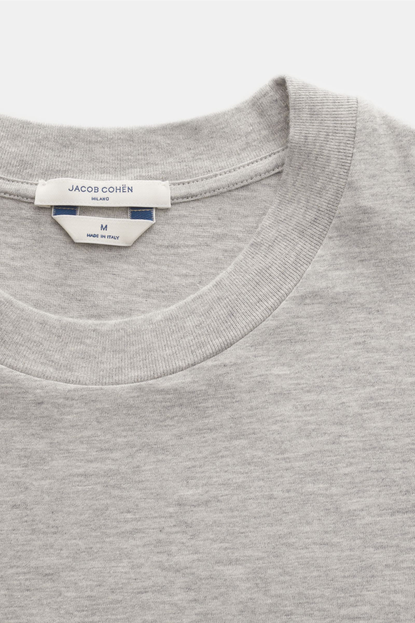 Close-up front view of Jacob Cohen Rundhals-T-Shirt 'Resort' grau meliert in grey melange with ribbed round neckline and label.

JACOB COHEN hat für seine 'Resort'-Kollektion unter anderem ein klassisches Palmen-Motiv gewählt, welches mit hochwertigem 