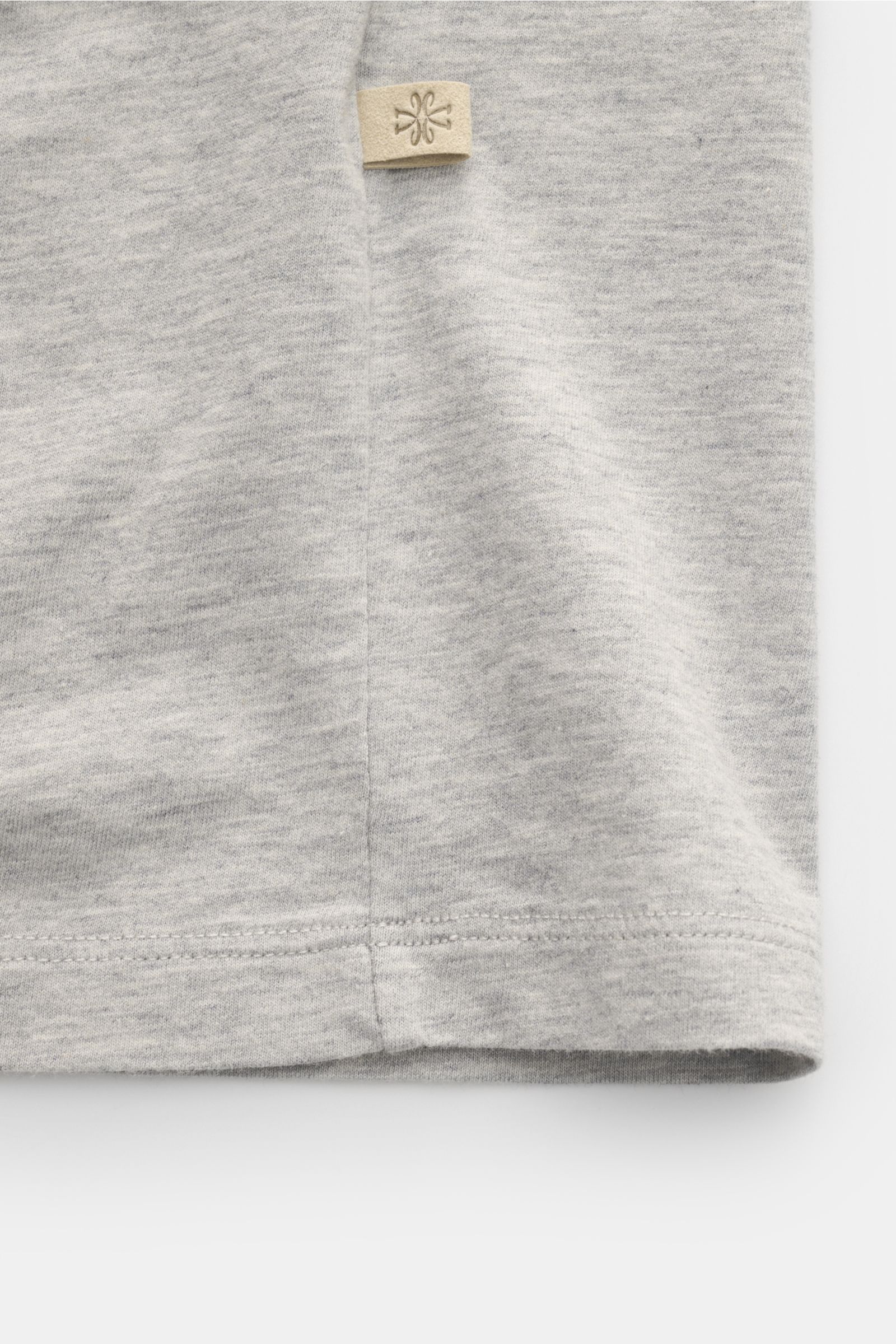 Jacob Cohen Rundhals-T-Shirt 'Resort' grau meliert, Detailaufnahme Saum und kleines Leder-Label mit Boot-Stitching, Jersey-Baumwolle.