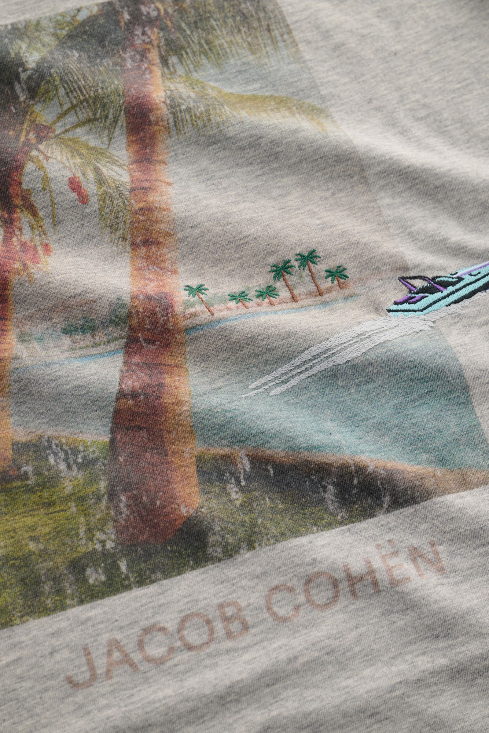 Jacob Cohen Rundhals-T-Shirt 'Resort' grau meliert, Nahaufnahme von Palmen-Motiv mit aufwändigem Digital-Print und Boot-Stitching aus reiner Baumwolle.