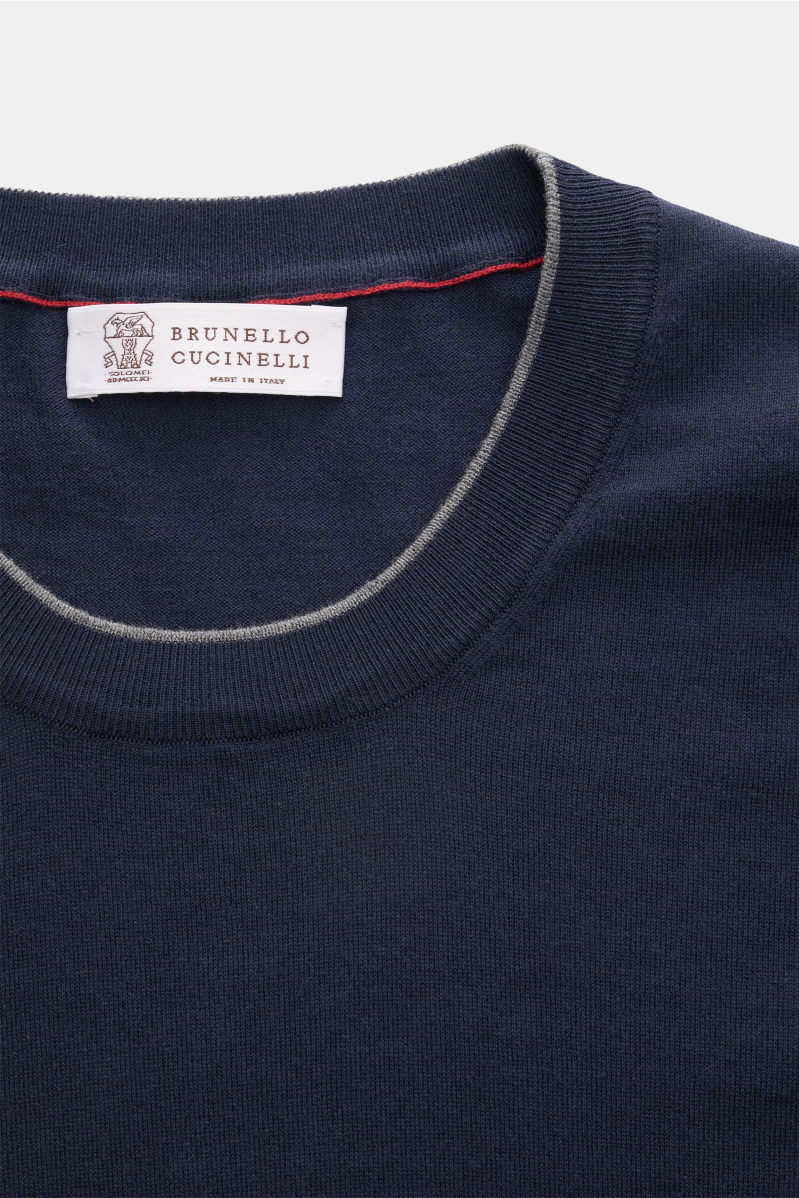 Brunello Cucinelli Kurzarmpullover navy, Nahaufnahme von oben, feiner Baumwollstrick, schmale Kontrastkanten, Slim Fit, flexible Rippbündchen.