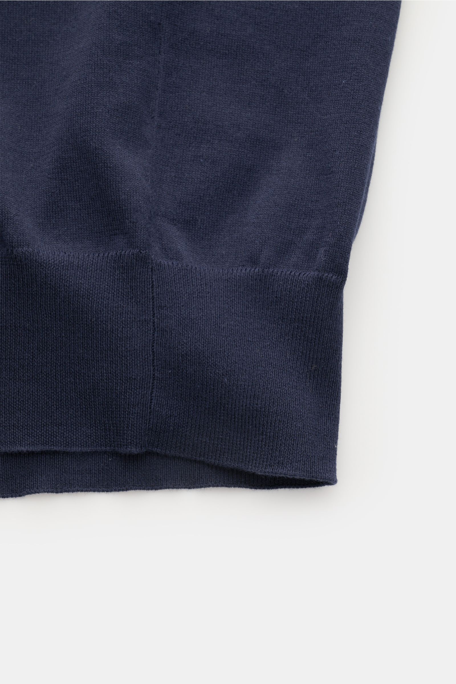 Brunello Cucinelli Kurzarmpullover navy, Detailaufnahme von unten, feiner Baumwollstrick mit schmalen Kontrastkanten und Rippbündchen.
