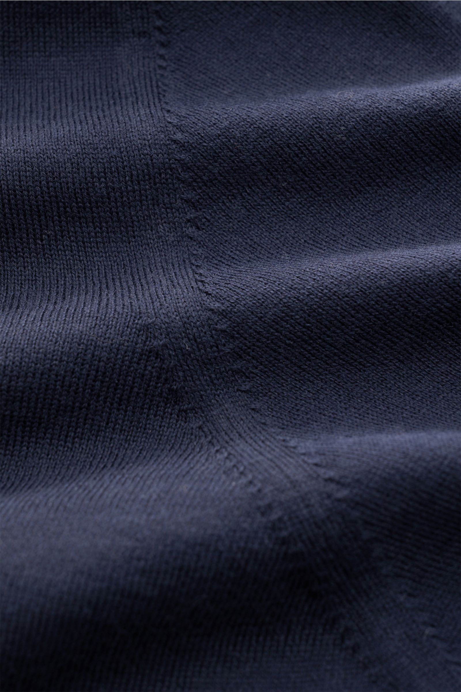 Brunello Cucinelli Kurzarmpullover navy, Nahaufnahme feiner Baumwollstrick mit schmalen Kontrastkanten, Detailfoto Slim Fit, flexible Rippbündchen