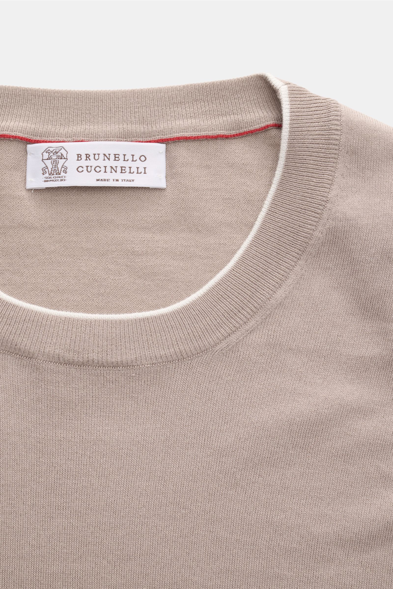 Nahaufnahme des Brunello Cucinelli Kurzarmpullovers taupe von oben, reine Baumwolle mit feinem Strick und Kontrastkanten.