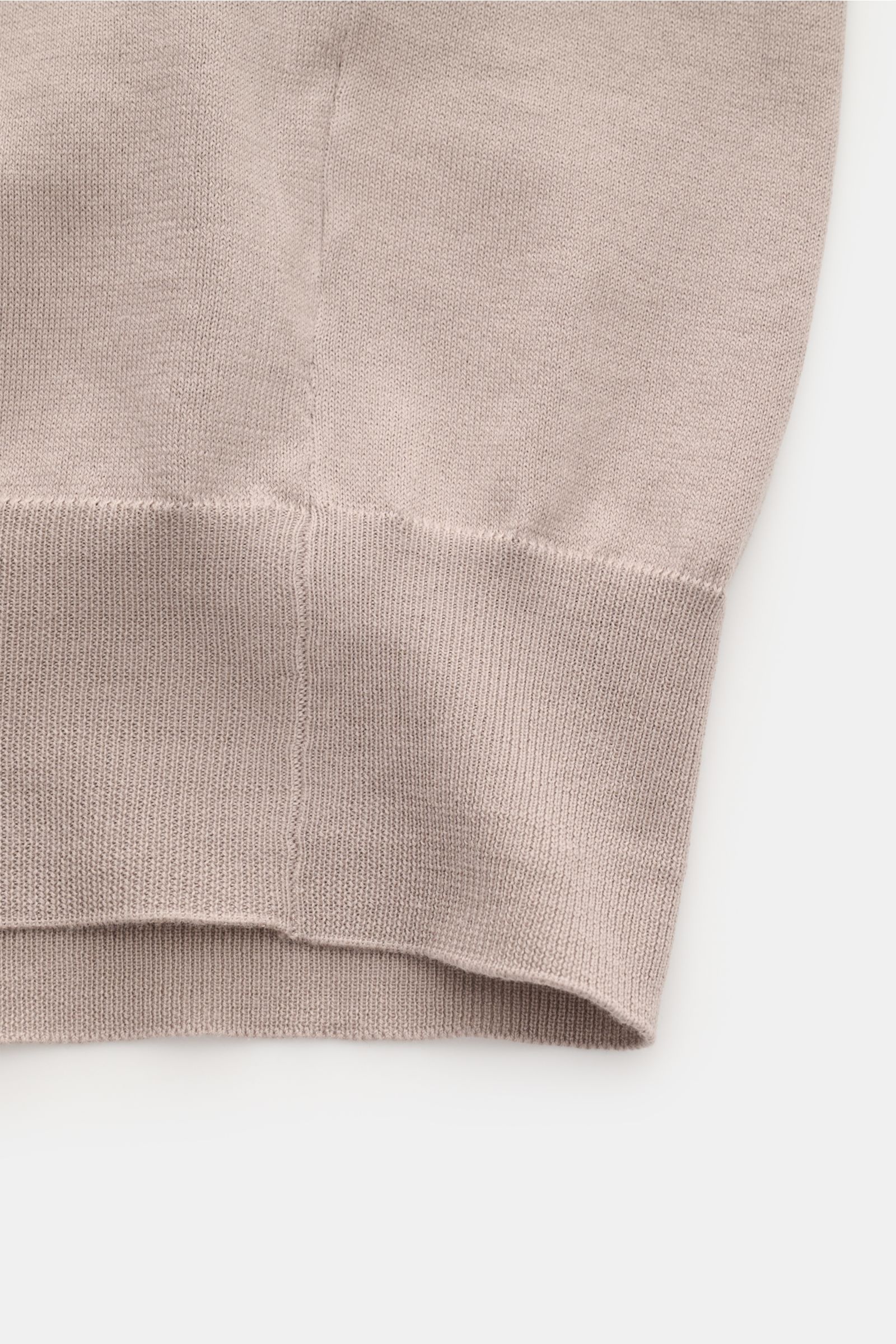 Brunello Cucinelli Kurzarmpullover taupe aus feinem Baumwollstrick, Slim Fit mit schmalen Kontrastkanten, Detailansicht der flexiblen Rippbündchen.