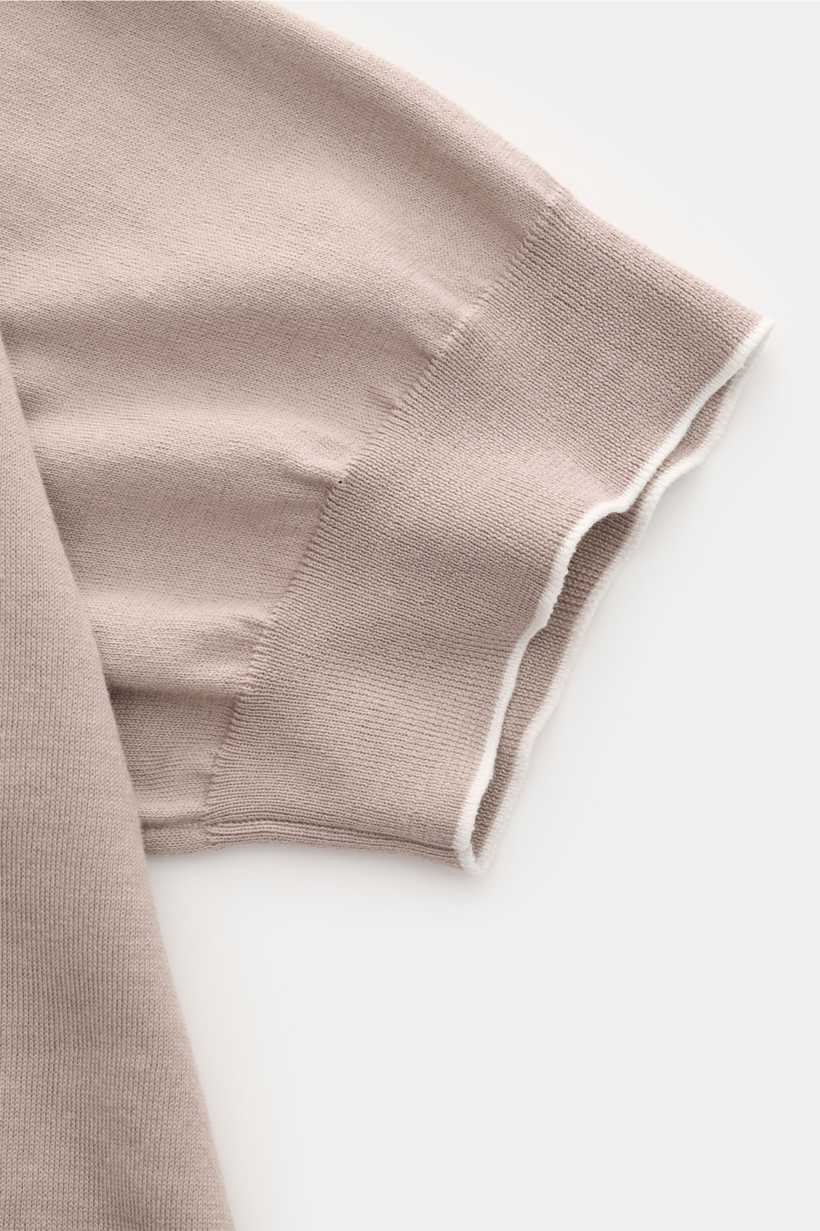 Brunello Cucinelli Kurzarmpullover taupe, Nahaufnahme des Ärmels mit schmalen weißen Kontrastkanten, feiner Baumwollstrick, Slim Fit.