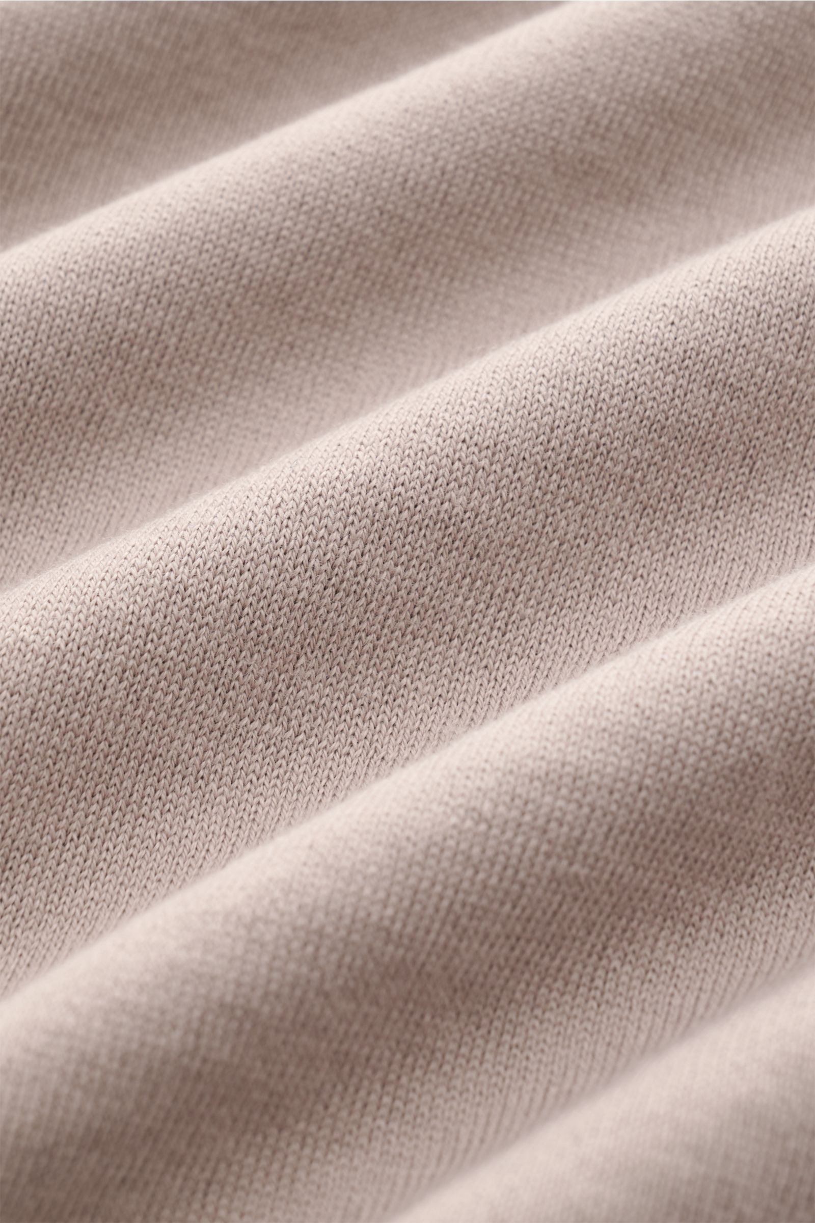 Brunello Cucinelli Kurzarmpullover taupe aus feinem Baumwollstrick, Slim Fit, mit schmalen Kontrastkanten, Nahaufnahme der Textur.