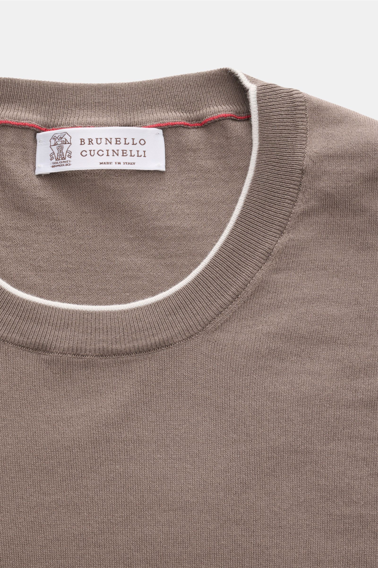 Nahaufnahme des Brunello Cucinelli Kurzarmpullovers graubraun von oben, reine Baumwolle, feines Strickbild, schmale Kontrastkanten am Kragen.