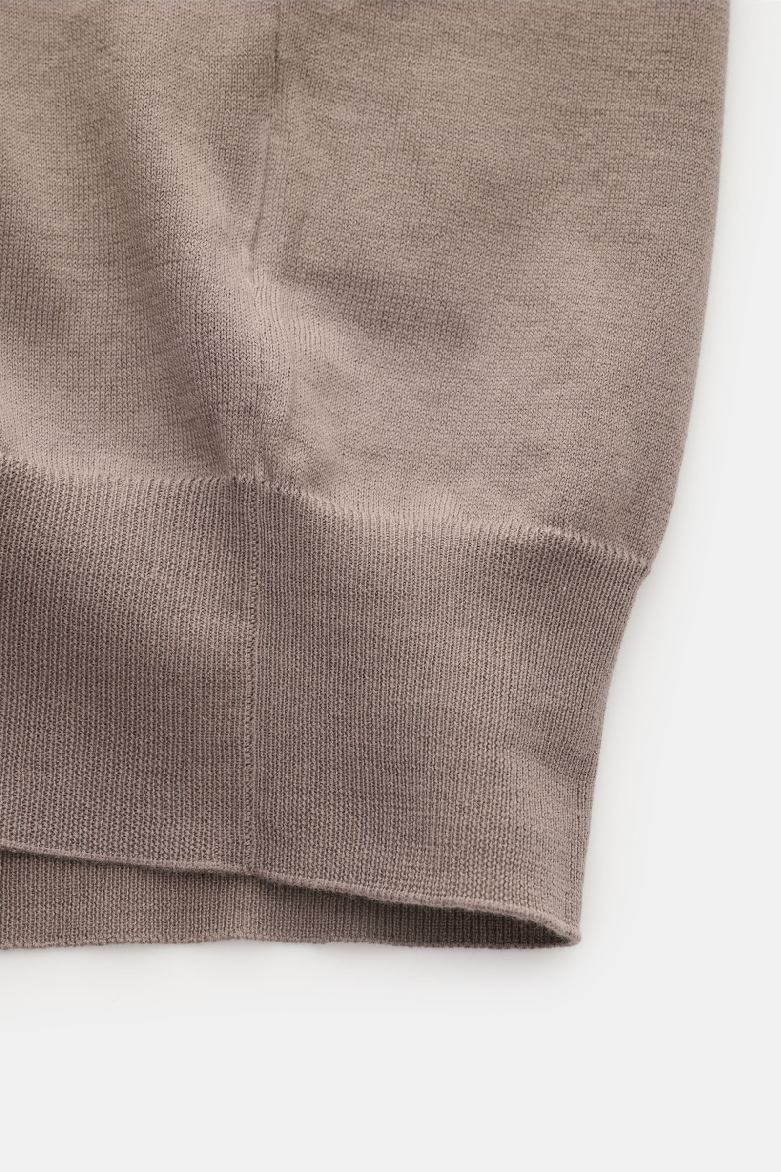 Brunello Cucinelli Kurzarmpullover graubraun aus feinem Baumwollstrick, Slim Fit, schmale Kontrastkanten, flexible Rippbündchen, Detailaufnahme von unten.