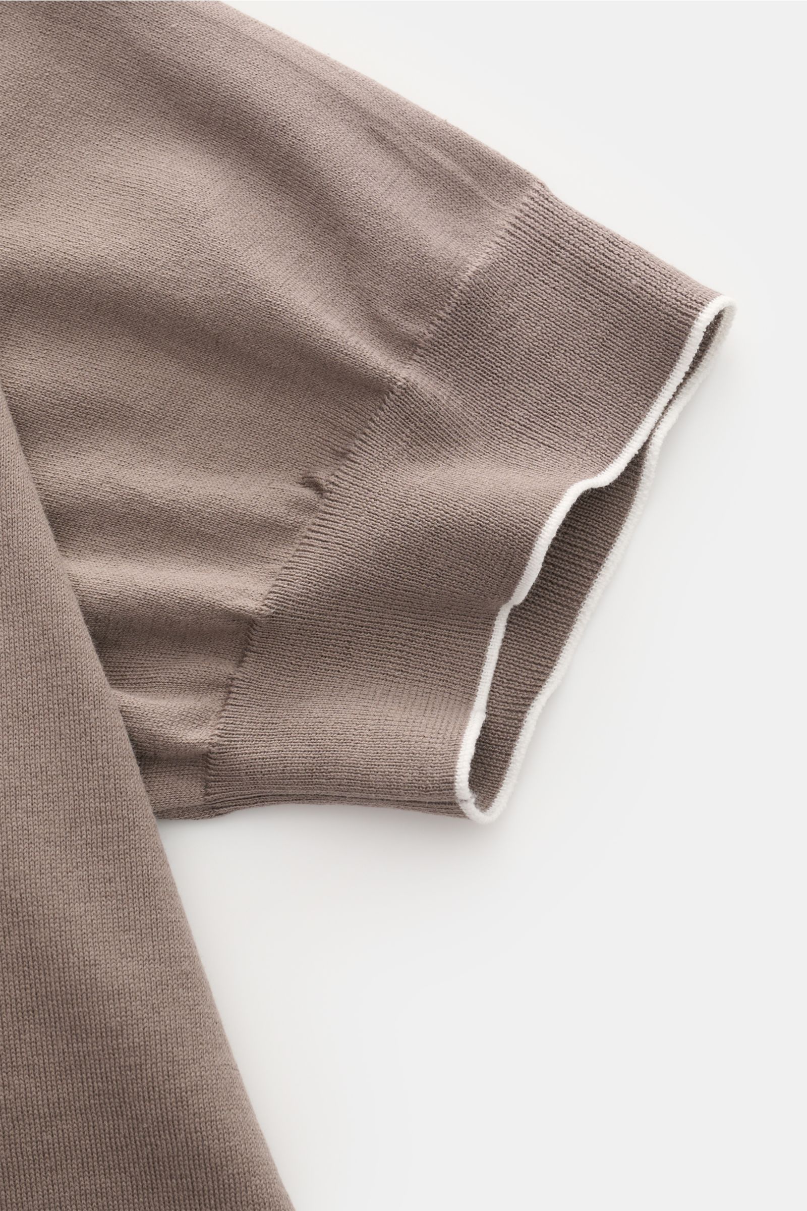 Brunello Cucinelli Kurzarmpullover graubraun, Detailaufnahme von oben rechts, feiner Baumwollstrick, schmale weiße Kontrastkante, Slim Fit.