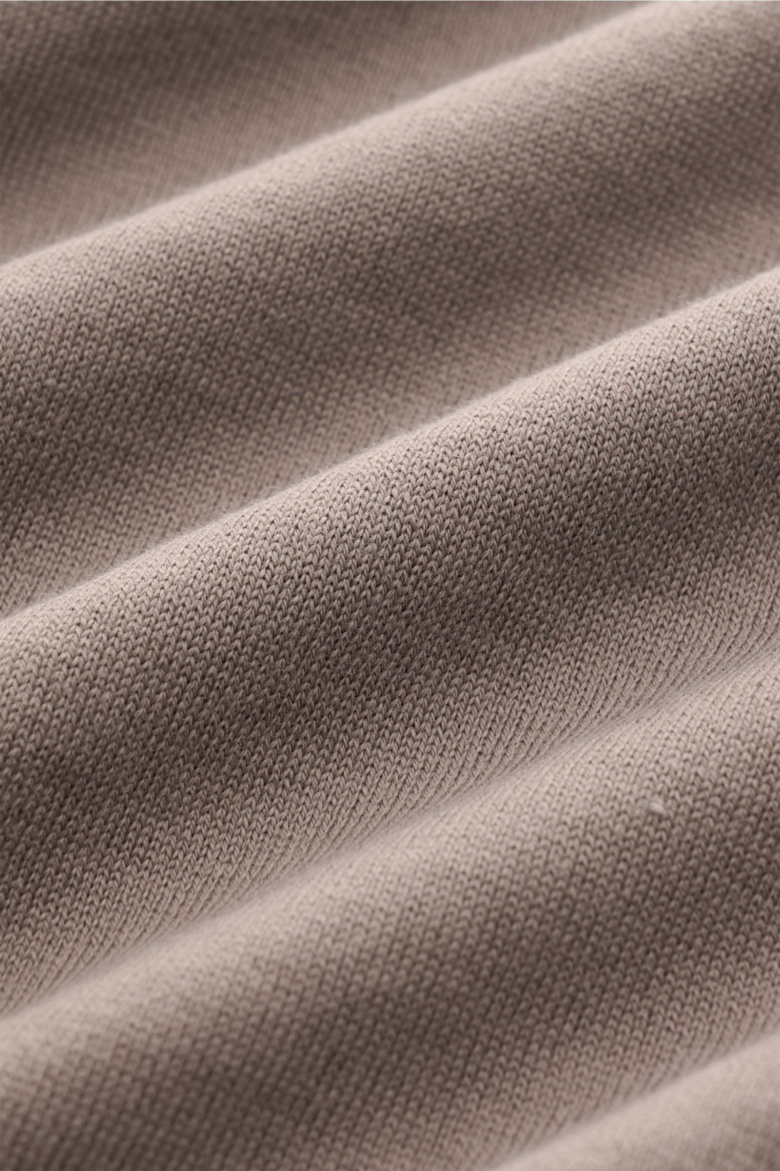 Brunello Cucinelli Kurzarmpullover graubraun, feiner Baumwollstrick mit schmalen Kontrastkanten, Detailaufnahme der Oberfläche aus Nähe.