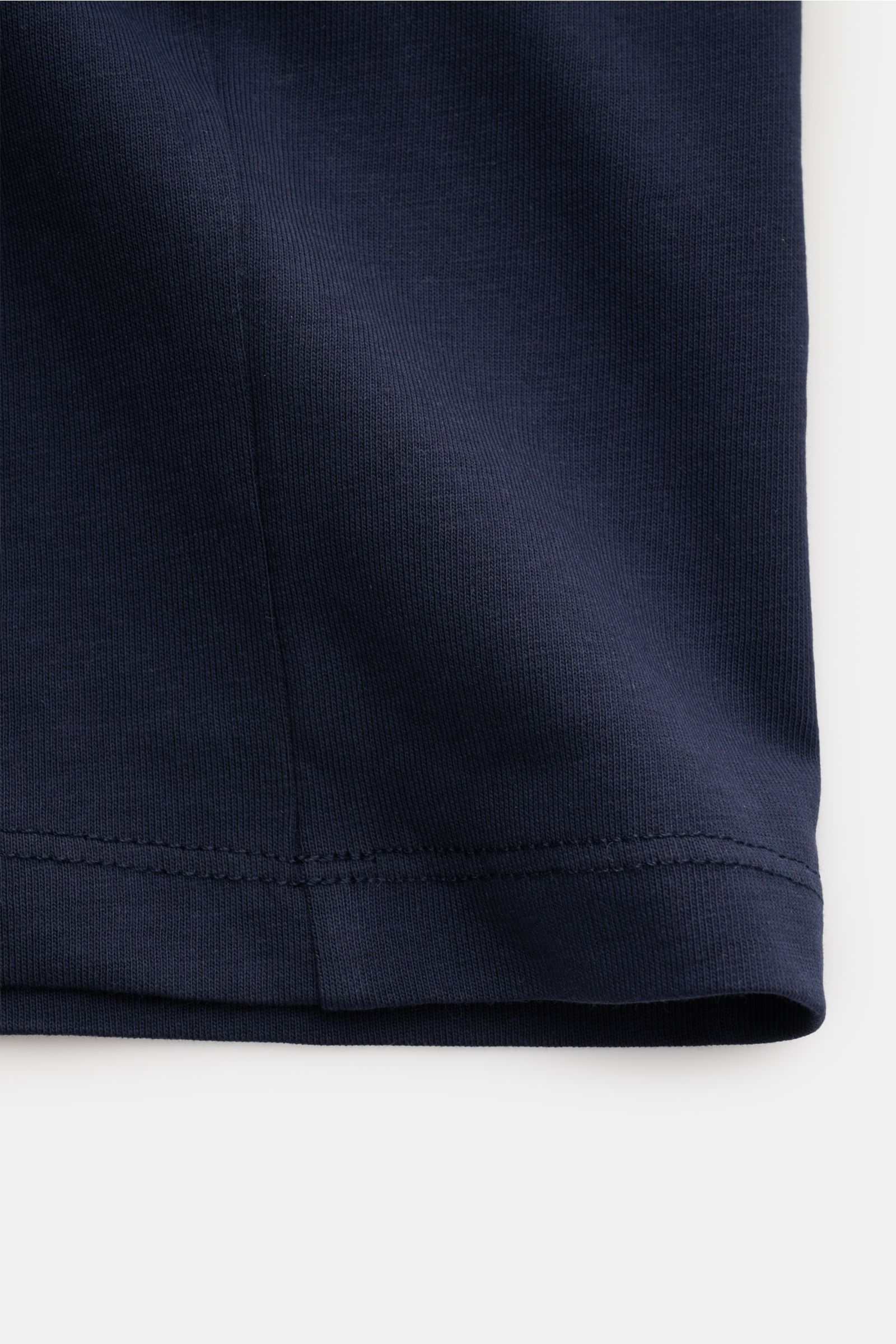 Ami Paris Rundhals-T-Shirt navy shown in close-up from the side, highlighting the navy jersey cotton fabric and hem stitching.  
Klassisches Jersey-Basic vom französischen Label AMI PARIS: Dieses T-Shirt mit Rundhalsausschnitt ist aus reiner Baumwolle 