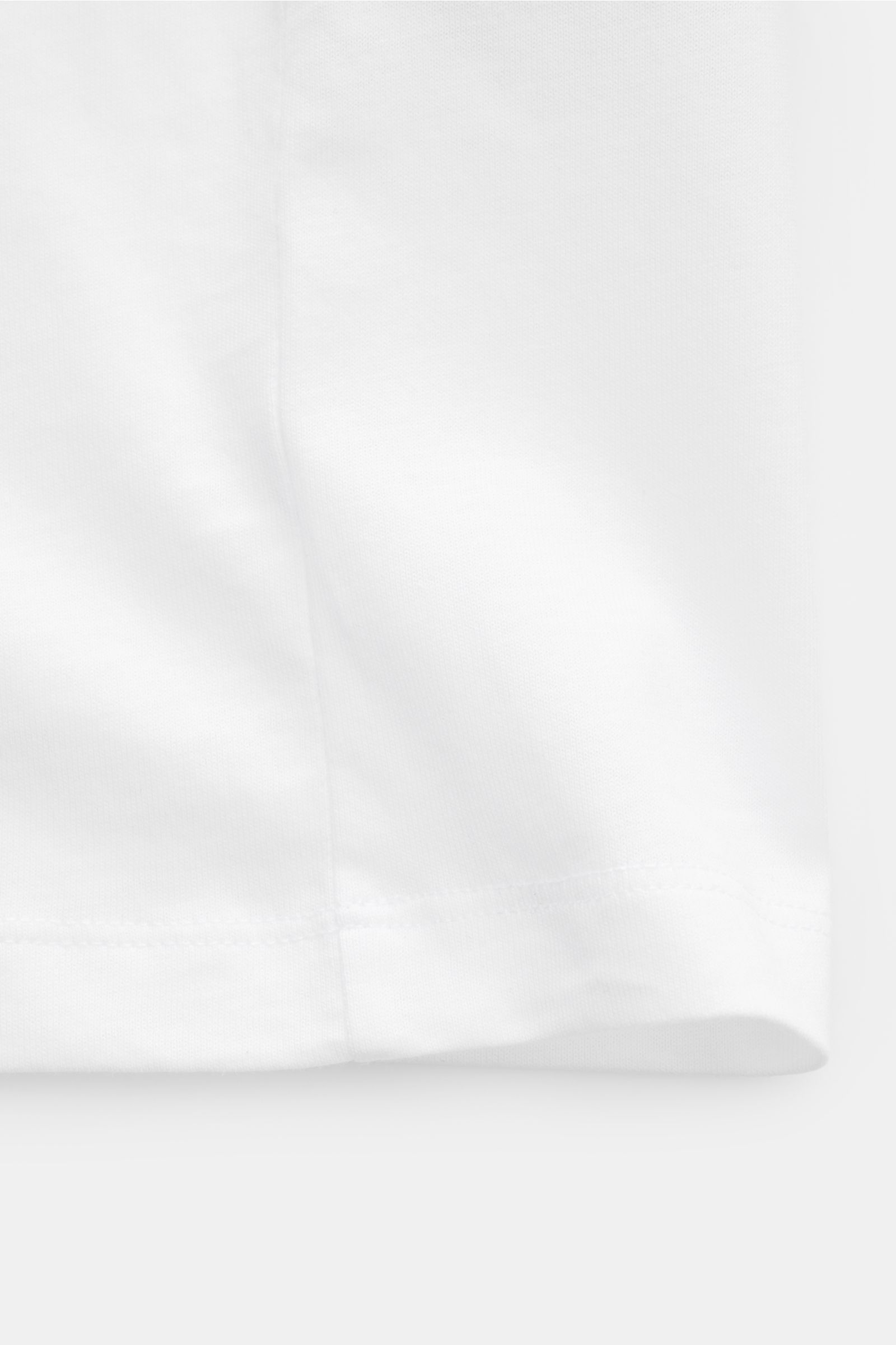 Ami Paris Rundhals-T-Shirt weiß, Detailaufnahme Saum und Naht, Jersey aus reiner Baumwolle, Slim Fit, weicher Griff, Herz-Stitching Brust.