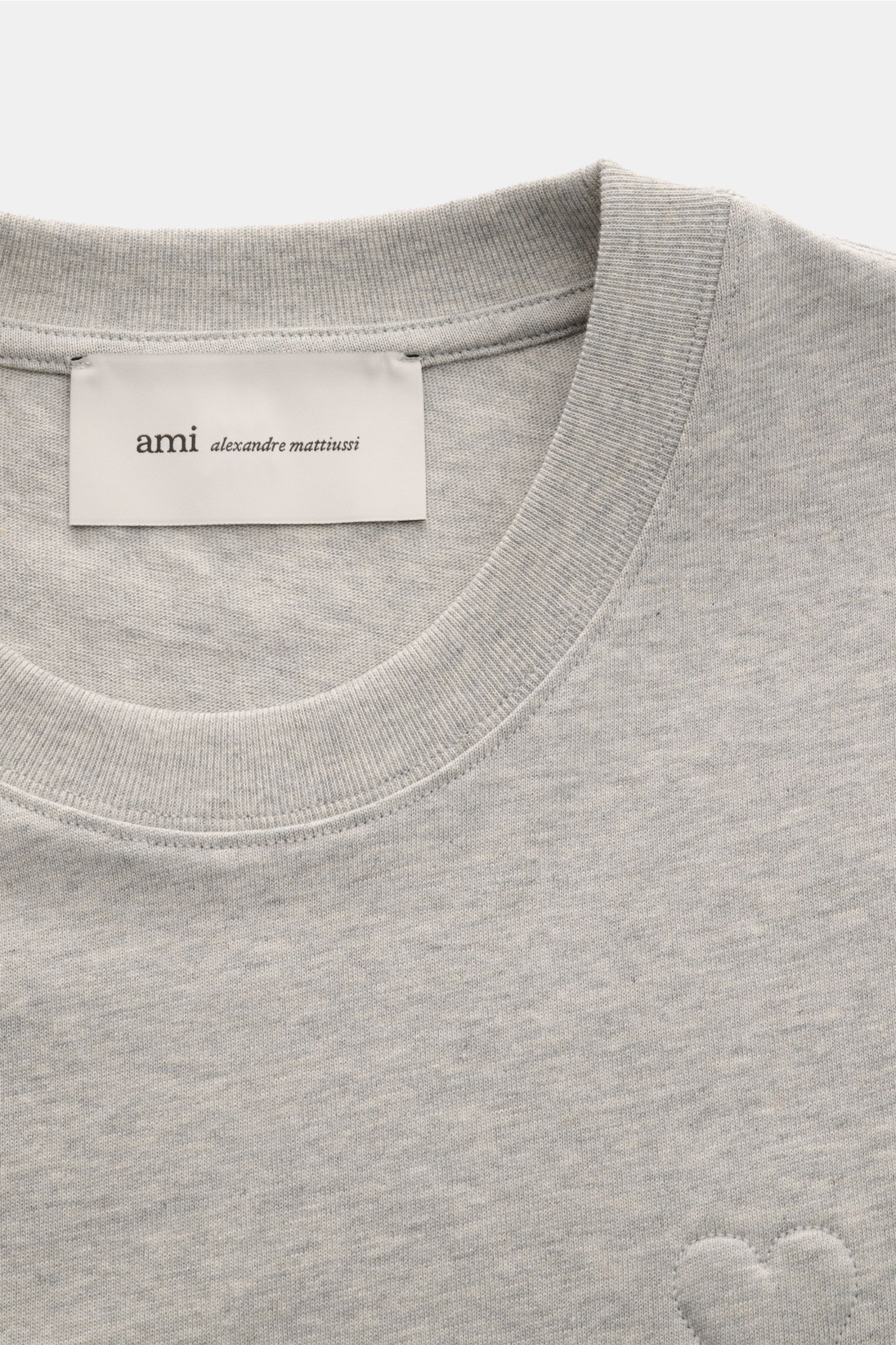 Ami Paris Rundhals-T-Shirt grau meliert, Front nah, Jersey Baumwolle, schwer, weich, Oversized, Rundhals, abgesteppter Herz-Logo, AMI-Stitching hinten.