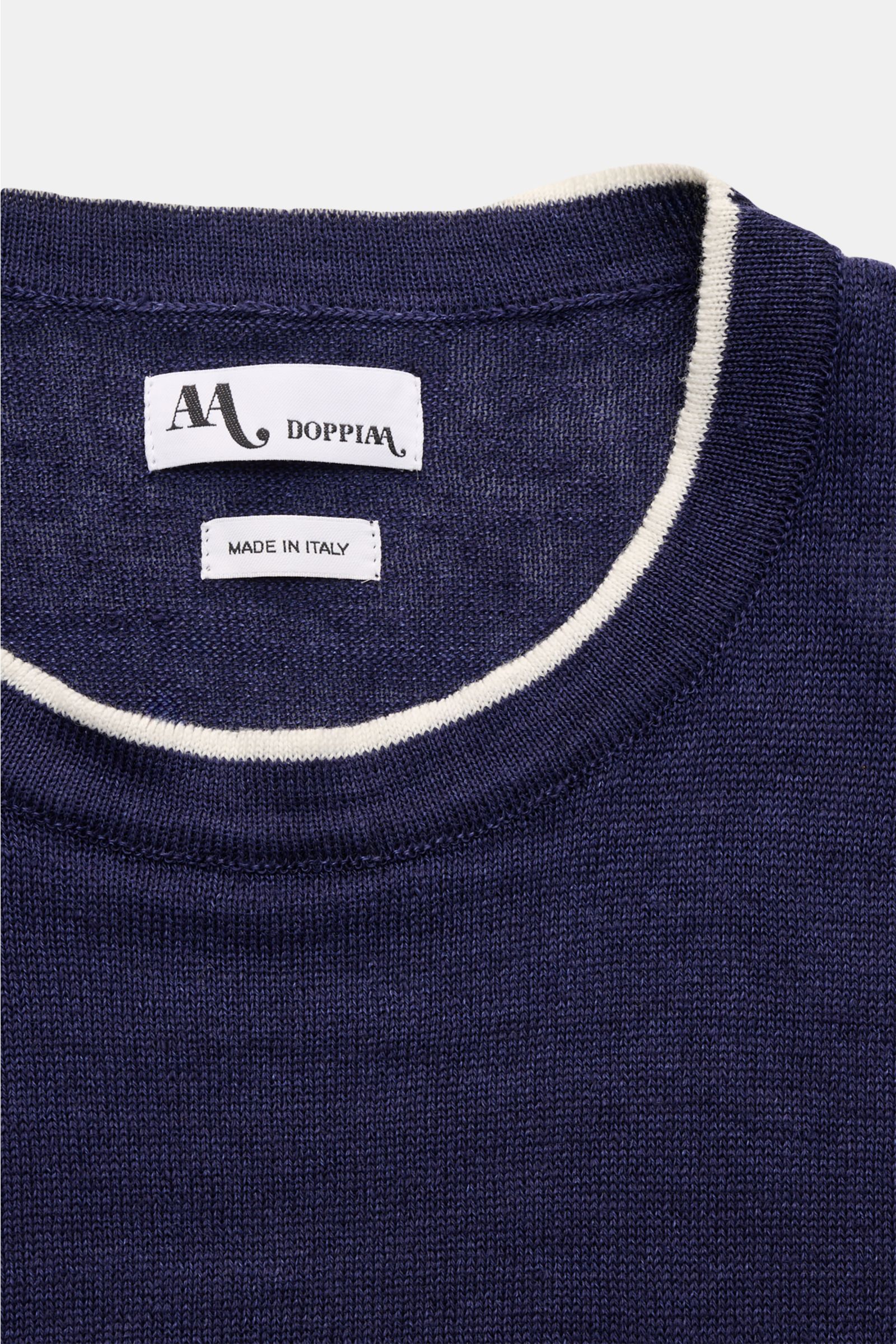 Doppiaa Rundhals-T-Shirt 'Aalfeo' dunkelblau, Nahaufnahme von Kragen mit weißem Kontrastrand, reines Leinen, weicher Griff, feines Strickbild.