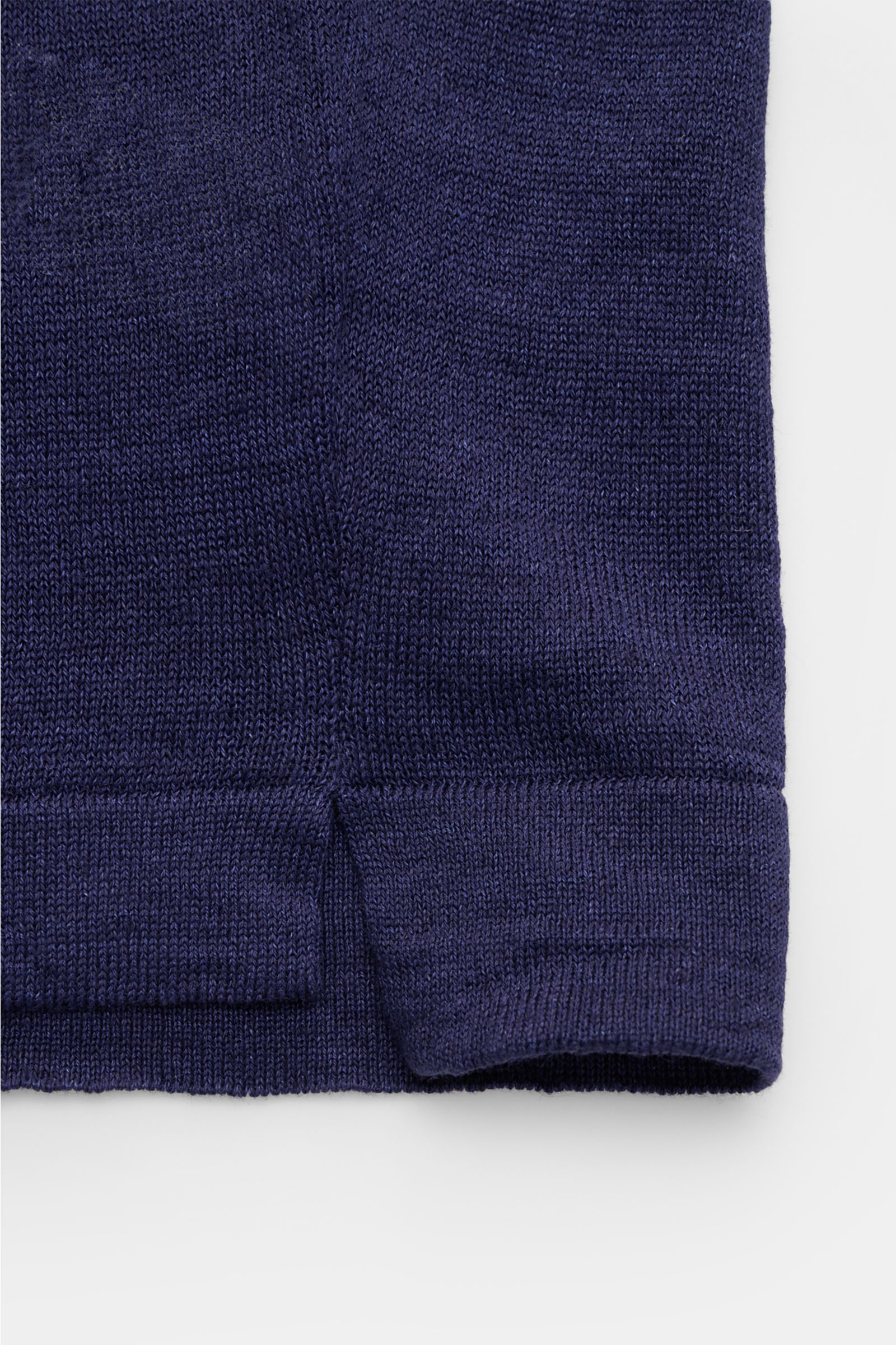 Doppiaa Rundhals-T-Shirt 'Aalfeo' dunkelblau, Detailfoto Saum mit kurzen Schlitzen und leicht verlängerter Rückseite, feines Leinenstrickbild.