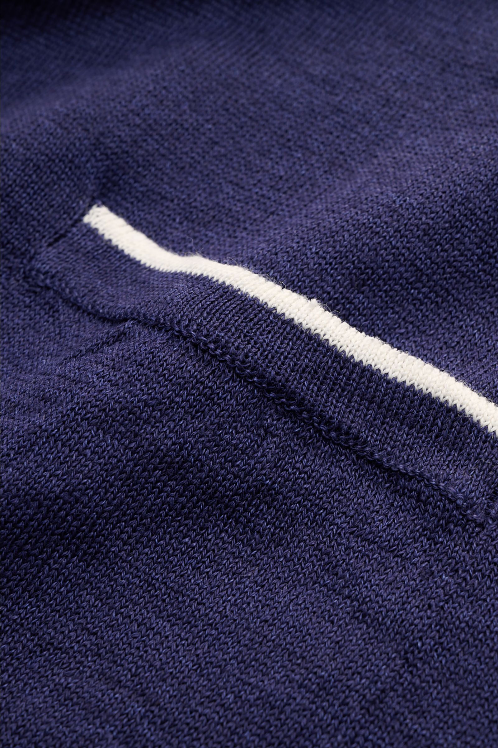 Nahaufnahme des Doppiaa Rundhals-T-Shirts 'Aalfeo' dunkelblau aus Leinen mit feinem Strickbild, schmalen weißen Kontrastkanten und Brusttasche.