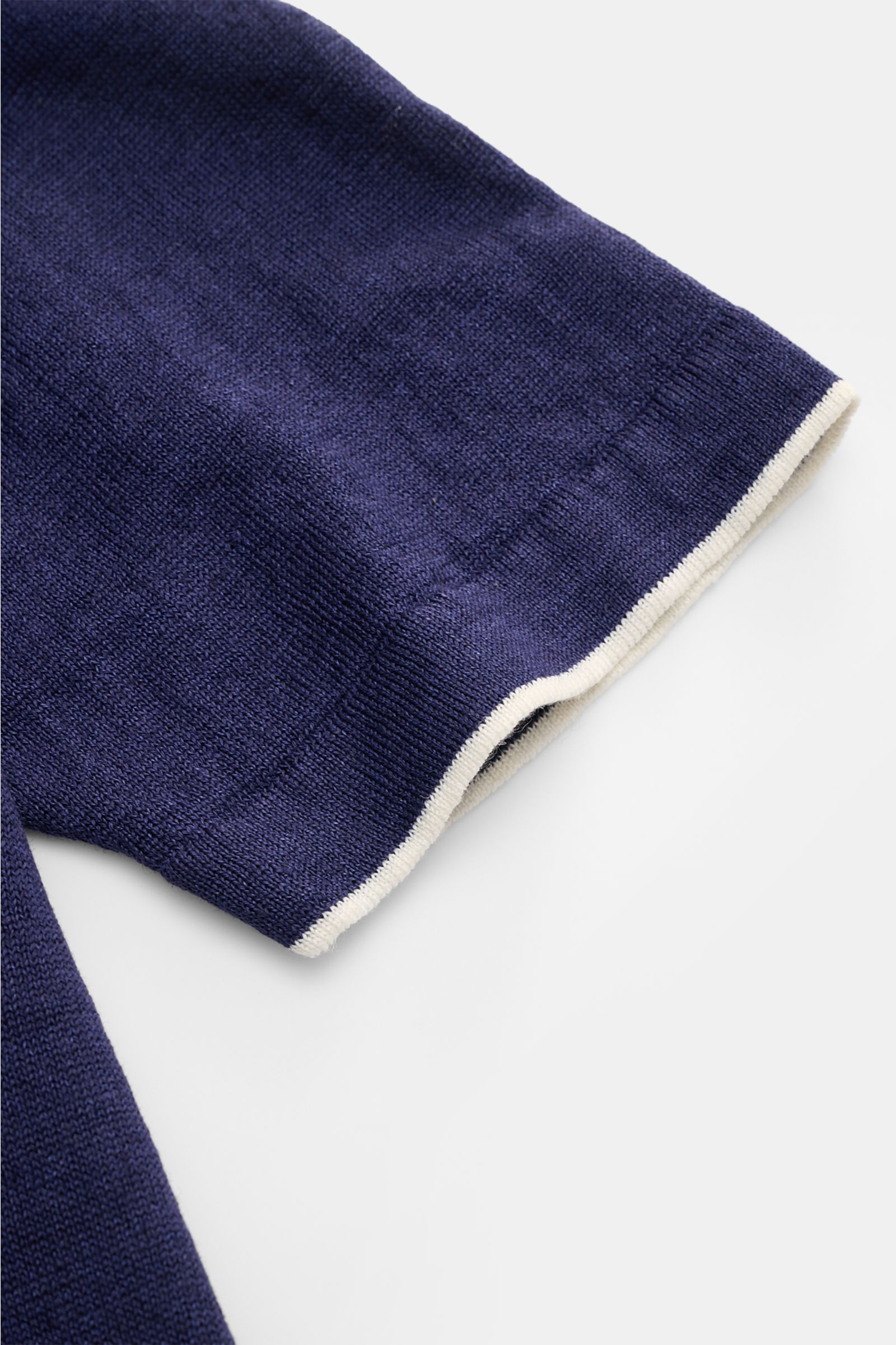 Nahaufnahme des dunkelblauen Doppiaa Rundhals-T-Shirts 'Aalfeo' aus reinem Leinen, schmaler Kontrastkante am Ärmel, feines Strickbild, weicher Griff, Regular Fit.