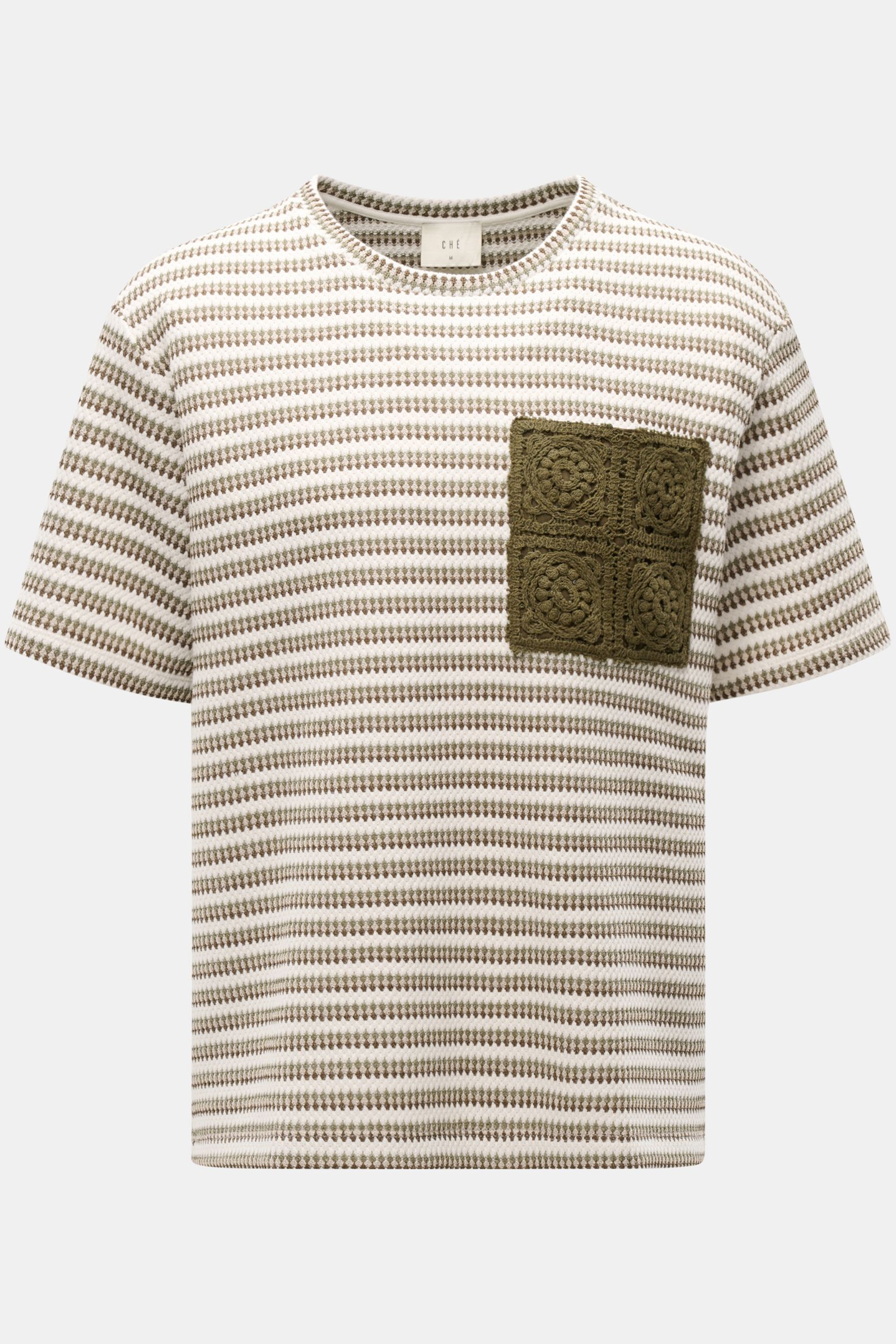 Ché Kurzarmpullover 'Mathias' creme/salbei/dark olive gestreift, front view of short-sleeve pullover with round neckline, fine striped knit, oversized fit, and olive crochet chest pocket. Lässiger Urlaubslook: Der Kurzarmpullover von CHÉ wird mit seiner H