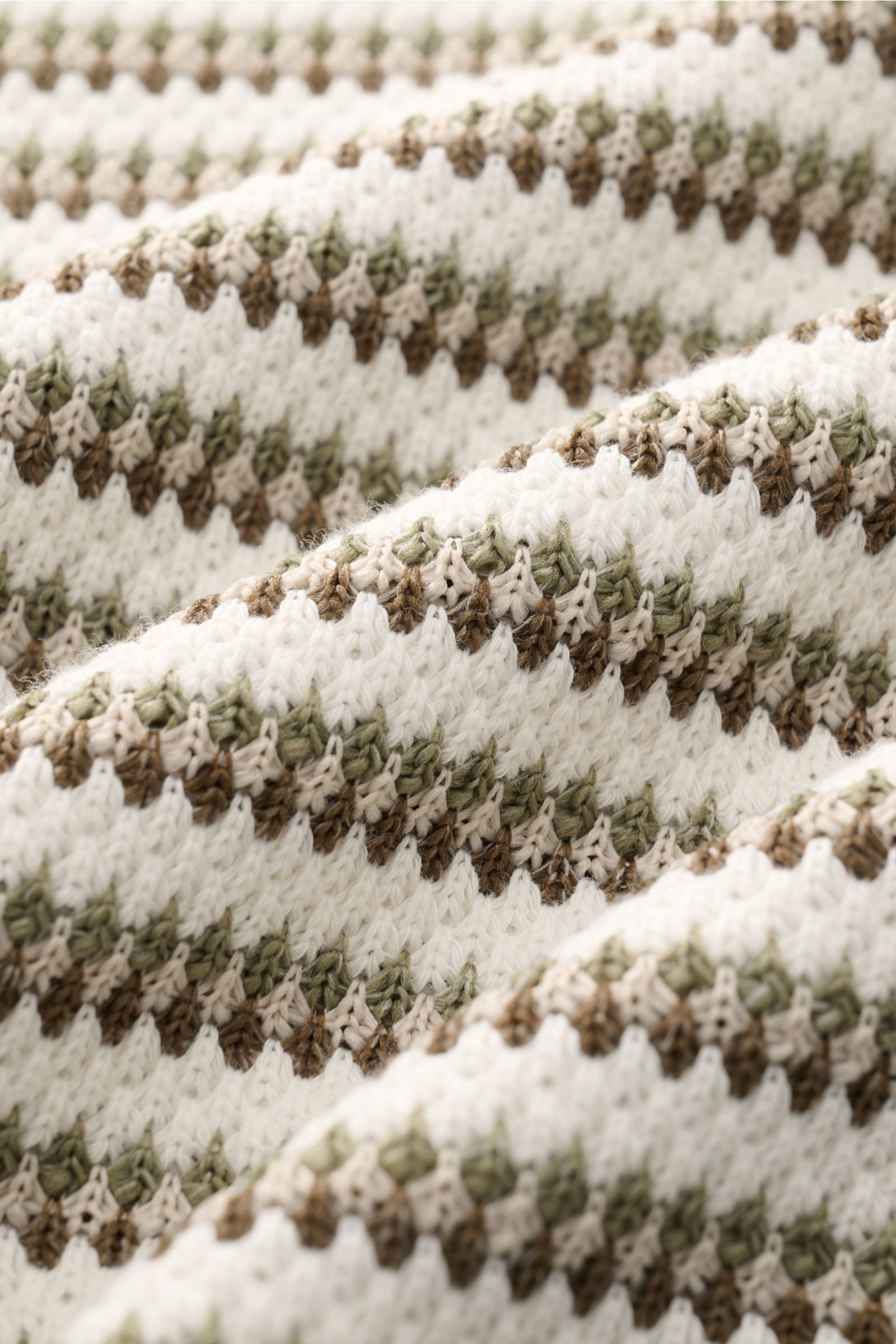Close-up texture of Ché Kurzarmpullover 'Mathias' creme/salbei/dark olive gestreift, showing fine striped knit in cotton blend, photographed from a detailed side angle.

Description: 
Lässiger Urlaubslook: Der Kurzarmpullover von CHÉ wird mit seiner Hä