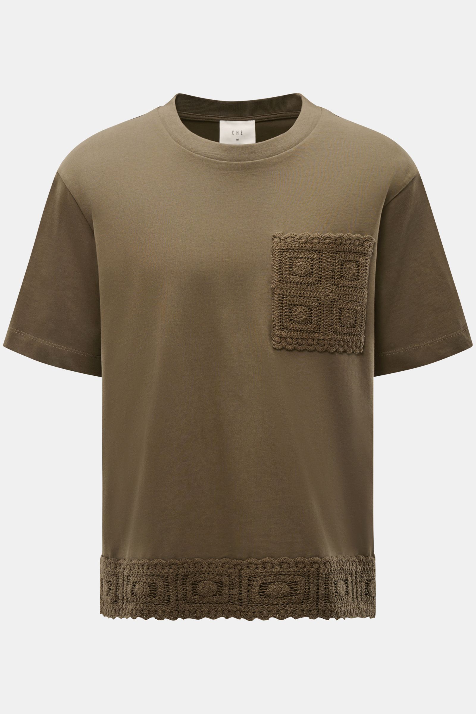 Front view of Ché T-Shirt 'Inigo' dark olive with crochet details on chest pocket and hem, oversized fit, round neckline.

Description: Sommerliche Lässigkeit: Die Das 'Inigo' T-Shirt von CHÉ wird mit seinen Häkel-Details zum stilvollen Blickfang für e