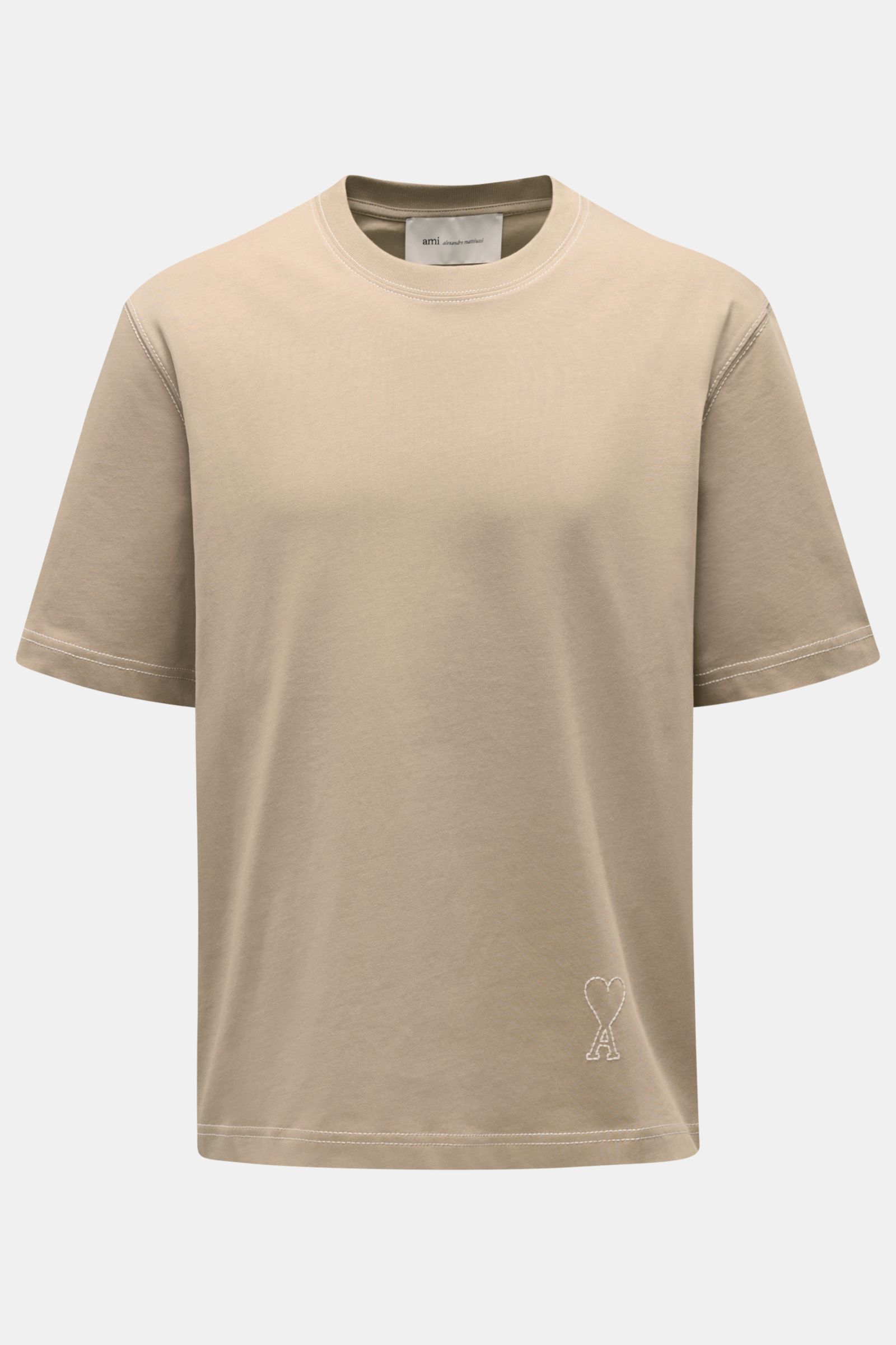 Front view of Ami Paris Rundhals-T-Shirt taupe in regular fit, made of pure cotton jersey with stitched heart logo at hem.

Mit diesem T-Shirt von AMI PARIS können Sie coole Streetstyles kombinieren - die abgesteppten Nähte und das typische Herz-Logo a