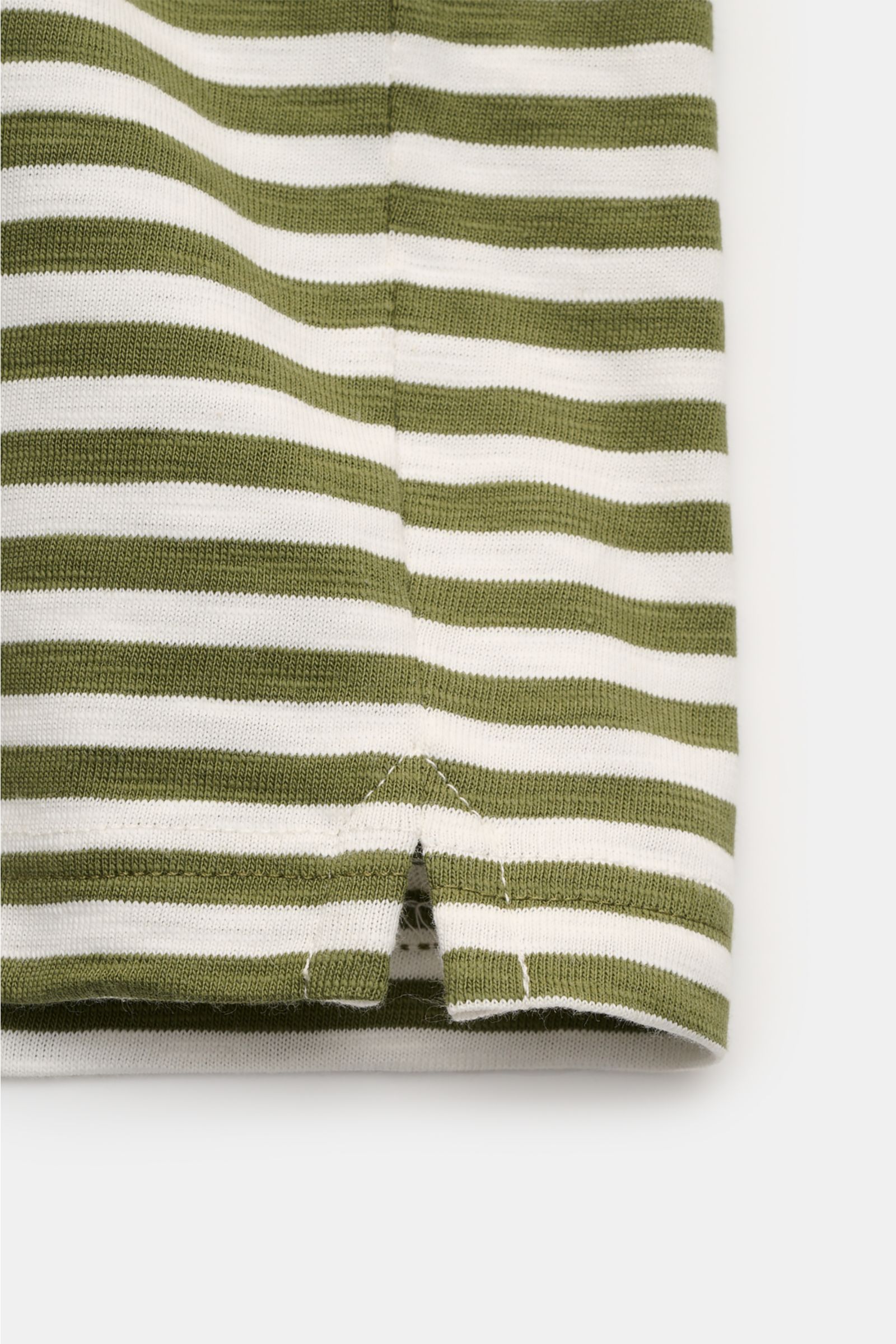 Closed Rundhals-T-Shirt oliv/offwhite gestreift shown in close-up from the side, highlighting the knitted stripe pattern and short hem slit.