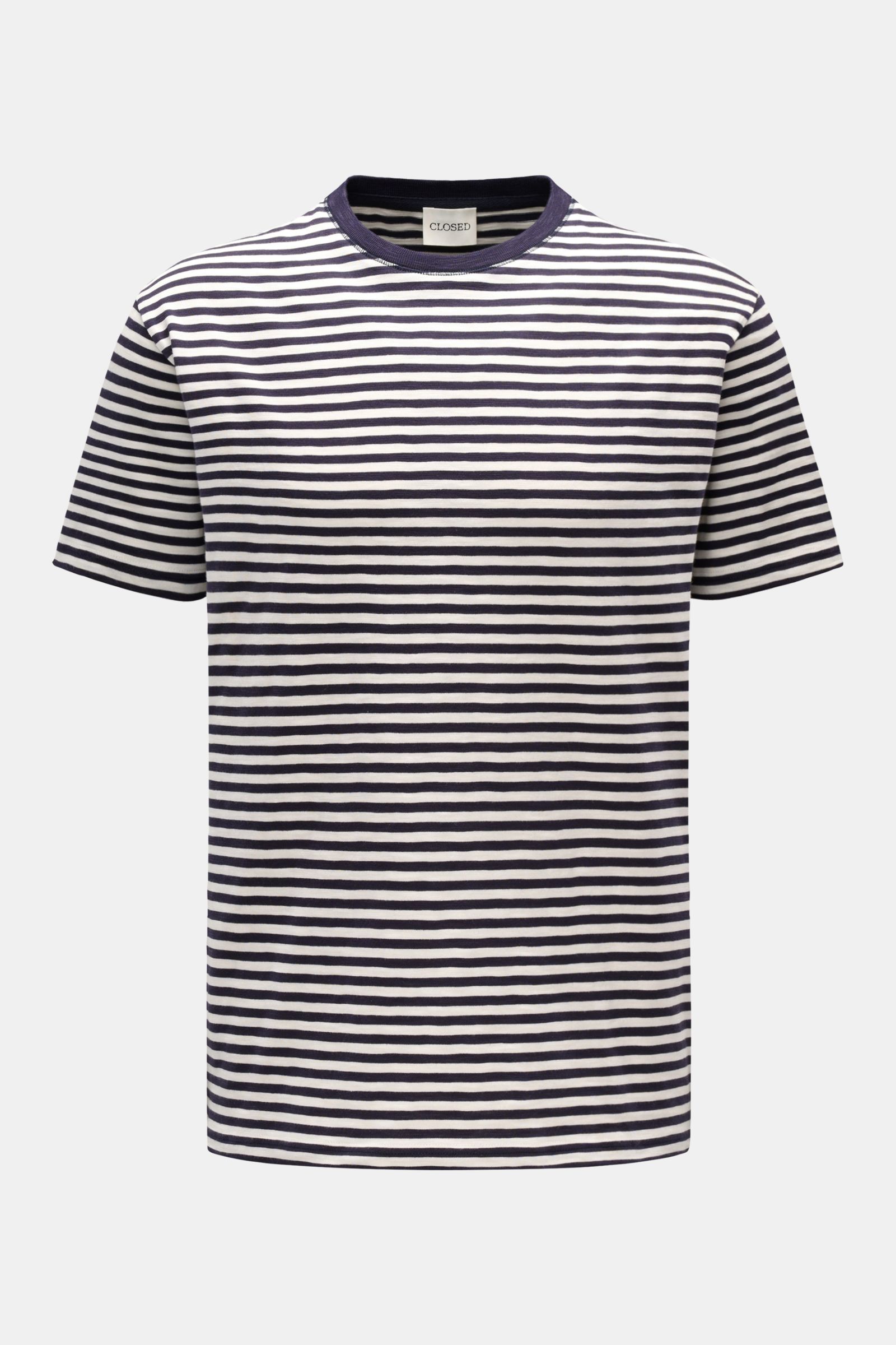 Closed Rundhals-T-Shirt dark navy/offwhite gestreift shown from the front, slim fit with knitted stripe pattern, round neckline, short hem slits, made of pure organic cotton with a soft touch.