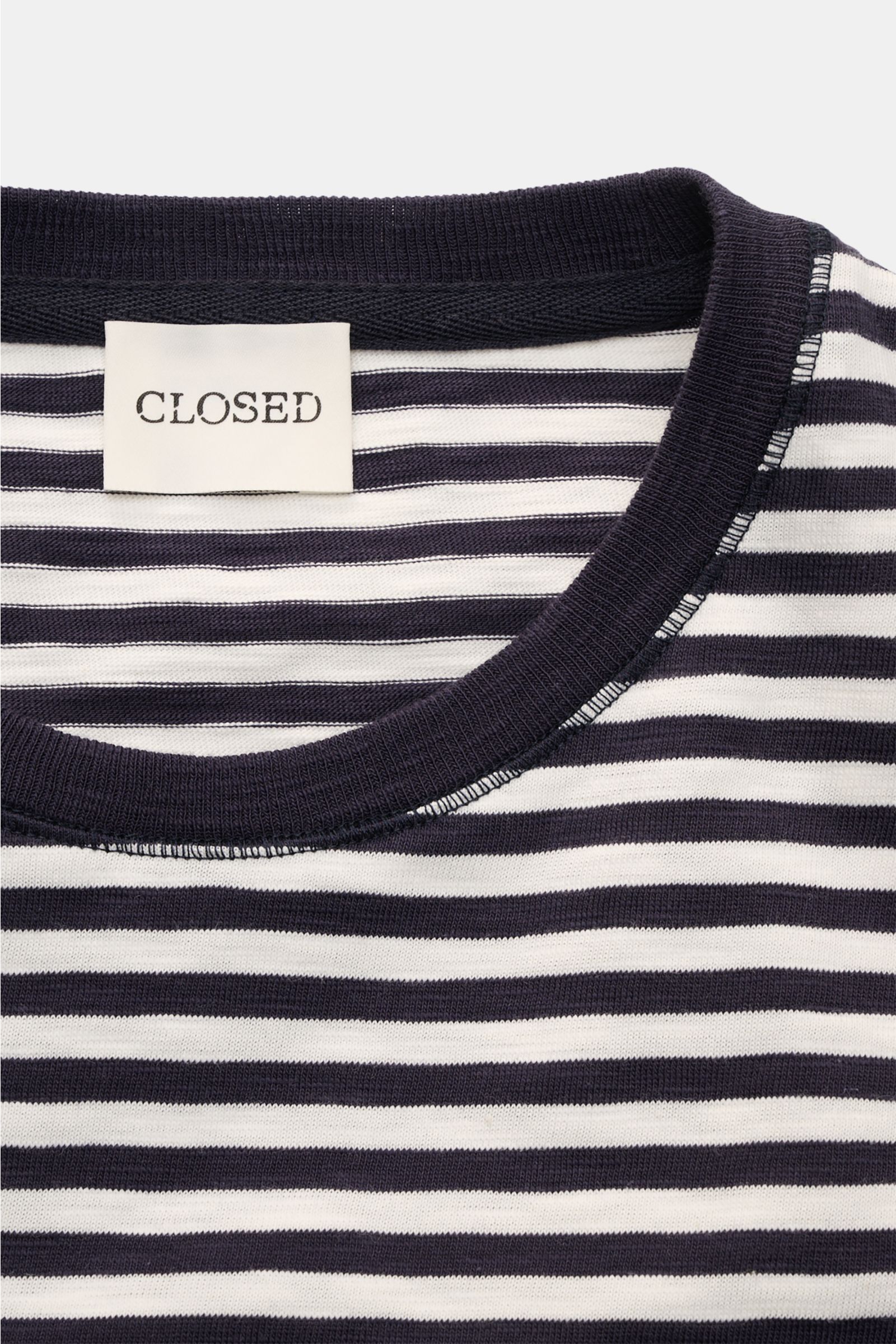 Closed Rundhals-T-Shirt dark navy/offwhite gestreift, close-up top view of round neckline and label, knitted stripe pattern, slim fit, soft organic cotton.