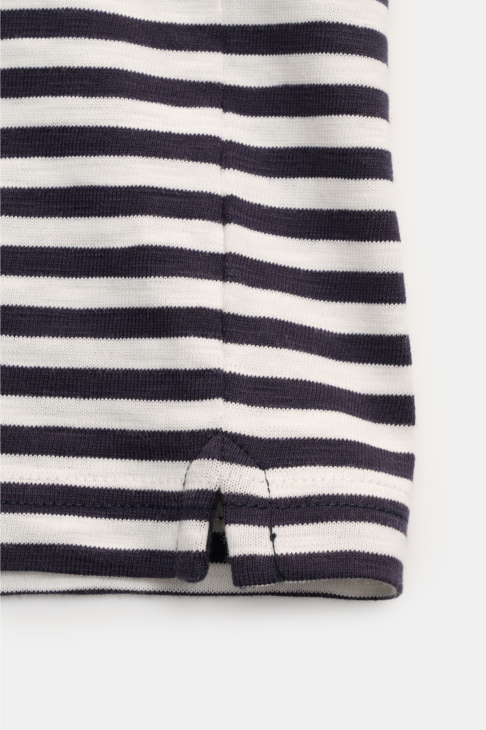 Close-up side view of the hem with short side slit of the Closed Rundhals-T-Shirt dark navy/offwhite gestreift featuring knitted stripe pattern and slim fit.