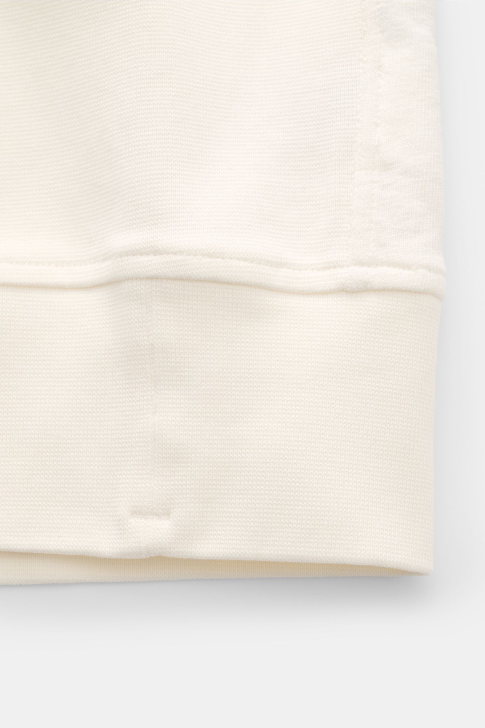 Alt tag (125 characters max): Close-up side view of C.P. Company Crew neck short sleeve sweatshirt cream showing fabric texture and stitching details.

This lightweight short sleeve sweatshirt with small logo print on the front is a cool summer piece b