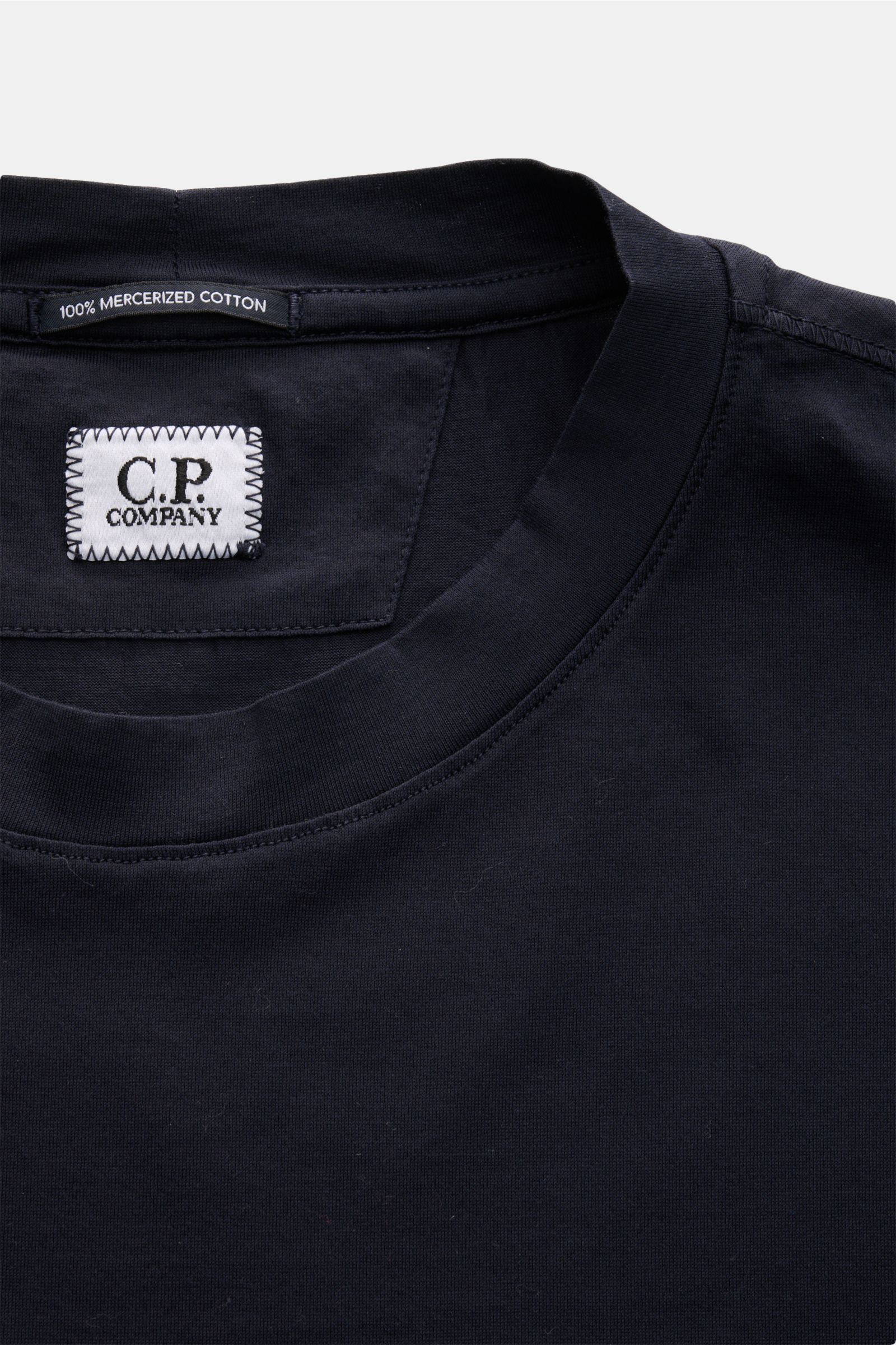 C.P. Company Rundhals-T-Shirt navy aus mercerisierter Baumwolle, Slim Fit, weicher Griff, Rundhalsausschnitt, Logo-Print, Nahaufnahme von oben.