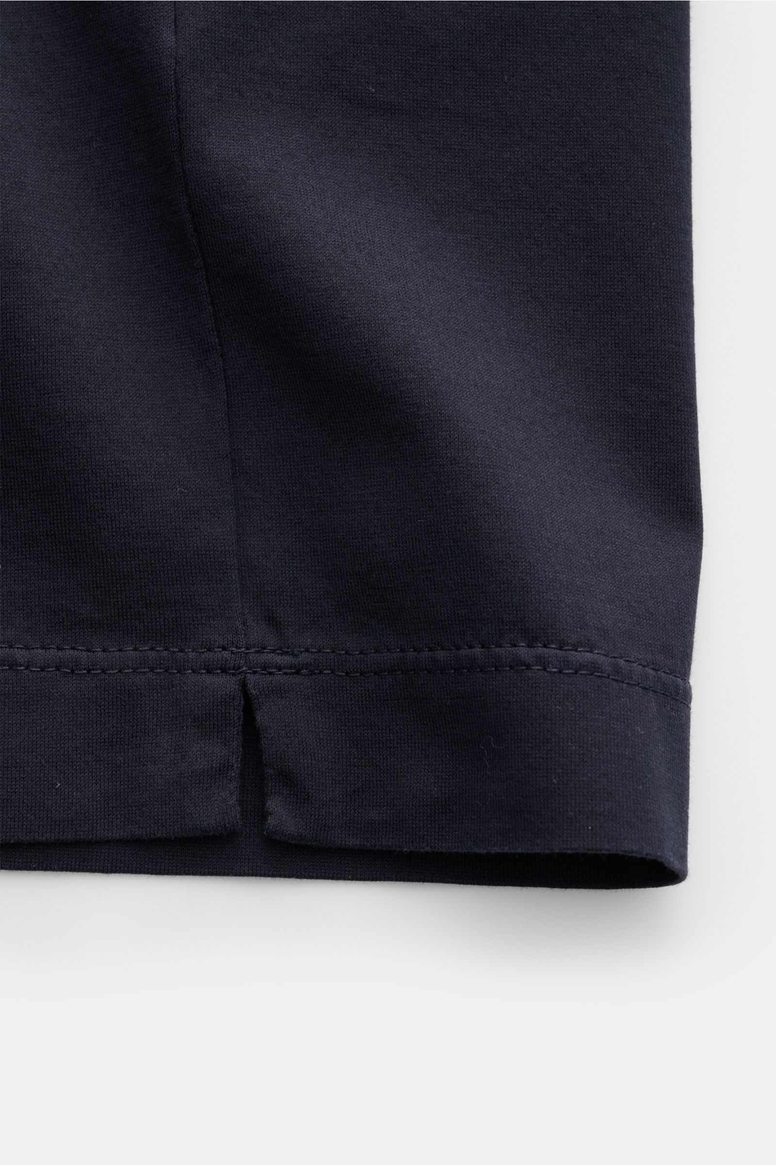 C.P. Company Rundhals-T-Shirt navy, Detailaufnahme Saum mit Schlitz, Jersey aus mercerisierter Baumwolle, weicher Griff, Slim Fit, Rundhalsausschnitt, Logo-Print auf Brust